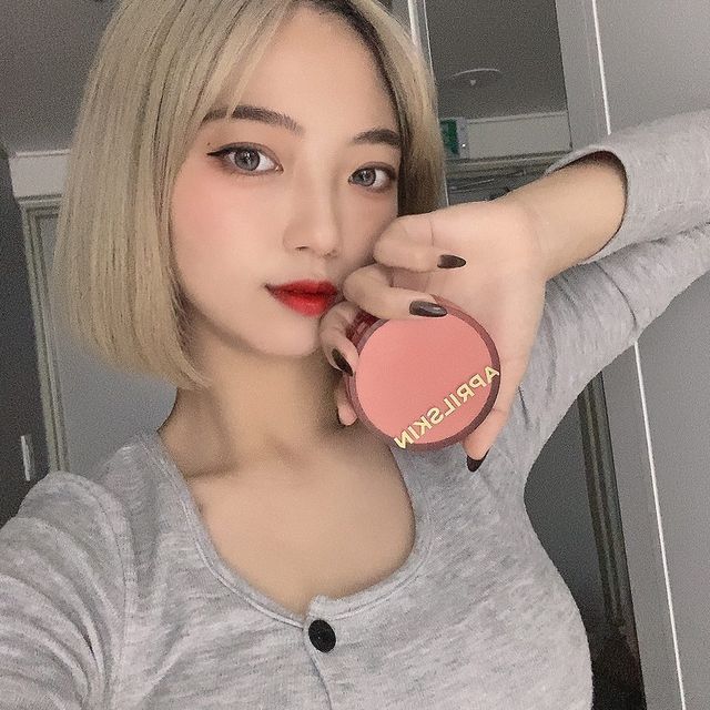 @an._.ye on Instagram: "에이프릴스킨에서 나온 히어로쿠션✨ 레드 색감 미쳤다...❤️ (크리스마스 느낌🎄) 그리고 매트한걸 못쓰는 건조한 피부인 나한테엄청 찰떡✨ 엄청 촉촉한데 뜨지도 않