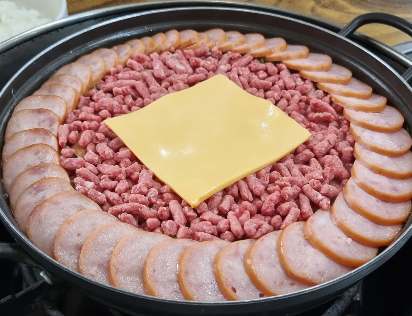 오늘은 수원 7대 맛집 중 하나,
이나경 송탄부대찌개에 왔어요!

푸짐한 햄사리에 감칠맛나는 국물맛까지
중독성이 어마어마하네요ㅠㅠ

항상 줄서있는 모습보고 궁금했는데
한입 먹어보니 줄서는 이유납득!!

👍👍👍👍

#수원맛집 #수원부대찌개 #이나경송탄부대찌개 #수원이나경부대찌개