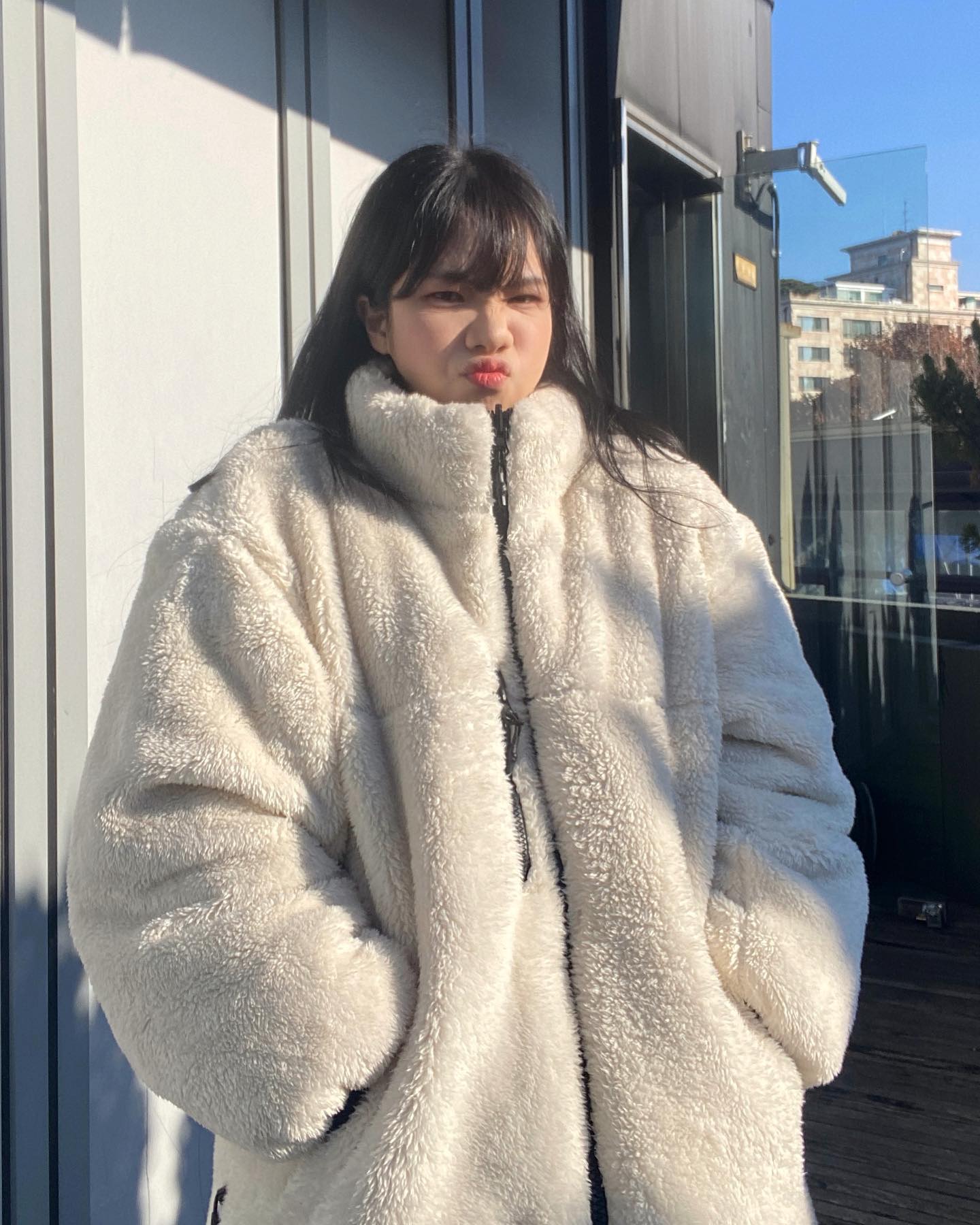 급 추워진 요즘 🥶
안녕하새오 - 성령입니다🙌🏻

저번주 주말부터 급 추워져서 
반팔 입고 히죽히죽 다니던 저는 깜짝 놀랐던 요즘..👀

그래서 급하게 받아입은 spao_kr 의 신상인 리버서블 푸퍼입니다🤤

저는 패딩도 좋고 후리스도 좋지만
굳이 두개나 사야할까 라는 생각이 있었는데요😟

이번에 진짜 리버서블 너무 잘나와서
번갈아가며 코디하면 좋아서 진짜 강추드립니다💪🏻

복실복실하면서 따듯해서 캐주얼한 아우터로 딱이랍니다🙌🏻 
지퍼도 어느쪽으로 입든 불편하지 않아서 좋아요🥸

12월부터 또 달려보자구요🏃🏻‍♀️🏃

#스파오 #리버서블푸퍼