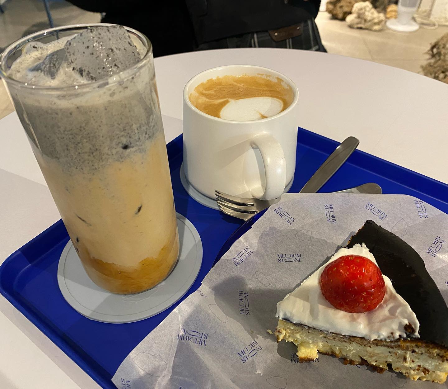 #협찬 레알 맛집✨💫

📍미디엄 스톤에 다녀왔어요~☕

짝꿍과 서울숲에서 간만에 데이트를..👩🏻‍❤️‍👨🏻

점심을 먹고 서울숲에서 산책을 하니
어느새 배가 출출..

그래서 #커피타임 하고자 요즘 핫한 핫플~
#미디엄스톤 으로 고고!!😍

📍도착하니.. 오우~ 적벽돌 주택을 개조하여
코발트블루로 포인트 준..
외관부터 넘나 이뻤던 #성수카페 
#미디엄스톤 💕

🎯1,2층과 3층 루프탑으로 구성된 엣지
넘치고 분워기 좋은 카페더군요!! 굿ㅎ

🎯무심한듯 러프한 매장 분위기~ 굿!!!
모든 층을 먼저 구경한 후, 2층 포토존에서 
사진한장 남겨보고 주문하러 1층으로 고고!

📌무얼 먹을까 살짝 고민하다.. 
훅임자라떼, 바닐라라떼, 
스트로베리 바스크 치즈케이크로 결정쓰..!!

✔️#흑임자라떼 와우~ 흑임자 인심 후덕^^ 
커피랑 섞지않고 마셔보니 고급진 깊은 흑임자
향이 완죤 내스탈!!^^ 살짝살짝 넘어오는 커피랑
넘나 잘 어울리는 맛! 원더풀👍🏻

✔️#바닐라라떼 바리스타님의 하트뿅뿅 짱💫
은은향 커피향과 목넘김이 넘나 부드럽고 
향긋한 고급진 커피맛~ 쵝오다잉!!!

✔️#스트로베리바스크치즈케이크 한입하니
꾸덕한 치즈가 입안에서 사르르 녹는..ㅎㅎ
어쩜 이리 담백한 치즈향과 맛을 내셨는지..짱!

🎯분위기 좋고 맛은 더 좋은.. 이곳!!
요즘 핫플인 #미디엄스톤 에서 즐거운 데이트
어떠실까요??ㅎㅎ 재방문 의사💯

🎯그럼 방문하셔서
즐거운 시간들 되셔요^^ 
야미야미~😍💕

✅서울 성동구 왕십리로 10길 18-1
✅0507-1383-7181
✅MON-FRI 9:00~21:30
  SAT-SUN 11:30~21:30

#맛스타그램 #맛집추천 #맛집스타그램 #찐맛집 #먹스타맞팔 #맛집소개 #파인다이닝 #맛있다그램 #먹팔 #음식 #먹부림 #음식스타그램 #푸드스타그램 #맛있다 #맛집탐방 #미디엄스톤성수점