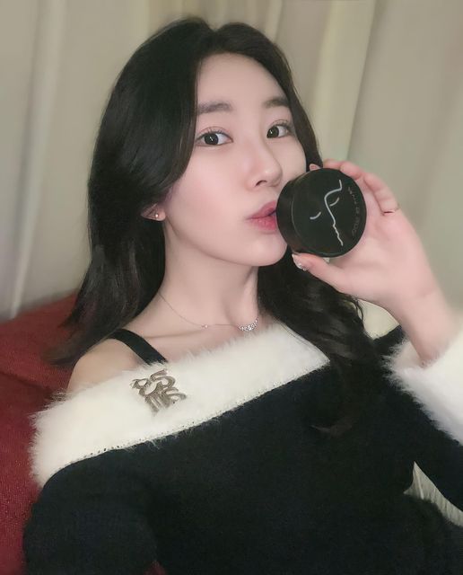 민경 on Instagram: "#제품제공 #자빈드서울 #윙크쿠션 #javindeseoul #인생쿠션 겉보속촉 깐달걀 피부엔 자빈드서울 윙크쿠션😉💛"