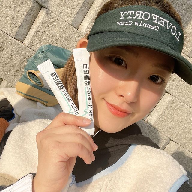 Peace on Instagram: "#협찬 다이어트의 최대 난제,,🐷 유산균도 늘 챙겨먹는데도 시원하게 해결 못했는데 차전자피 1일 2포로 간단히 변비해결🕶 스틱형 포장이라 파우치에 쏙 넣고다니기 좋아