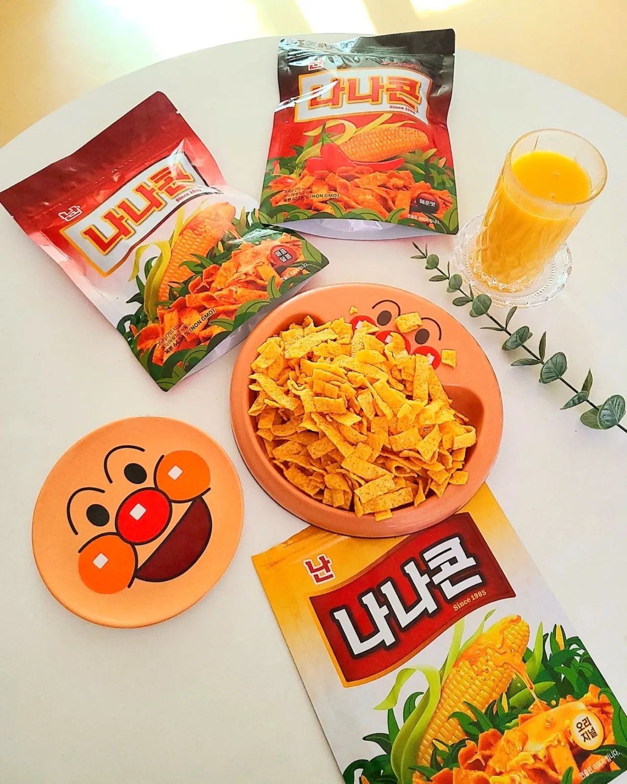 #집밥이젤좋은뇨자🏡 #난나나콘 #제품제공 

🍀카타르 월드컵 오늘 가나전이죠~헐~완죤 설레네요^^ 즤는 2:1  승리를 기원합니다~간단한 주전부리 필요한데 이럴 땐 난나나콘이 최고죠~ 💕🤩

🎊이번에 새로운 포장과 대용량 패키지가  출시 되었어요 🧡💚
50g 작은 패키지가 많았는데 이번에 154g 대용량 패키지도 나오며 지퍼백으로 바껴 온가족이 한 봉지로 언제든 먹을 수 있어요🤗

➡️고소하고 달콤한 오리지널 맛
➡️바삭바삭 매운맛
➡️매콤달콤한 맛 3가지에요

💘즤는 오리지널이 매운거 좋아하는 남표니는 바삭바삭 매운맛이 좋다네요~🤪

🙃50g짜리 작은 포장은 주변에 과자 나눠줄때 쫙!!~~돌리기 좋은 착한 가격에 받는 사람 기부니도 좋게 만드는 맛있는 맛이에요~^^😋

➡️- 옥수수과자 최초의 비건인증
➡️- non-GMO 만을 사용하는 옥수수 스낵! 난나나콘~꿀맛일세 🥕🥕🥕

👇👇👇
im_nanacorn

#비건과자 #비건나나콘 #비건간식 #매운맛나나콘 #나나쿤즈 #간식 #아이간식 #아이간식추천 #과자 #과지추천 #안주 #안주추천 #안주스타그램 #옥수수과자 #nanacorn #비건스낵 #스낵