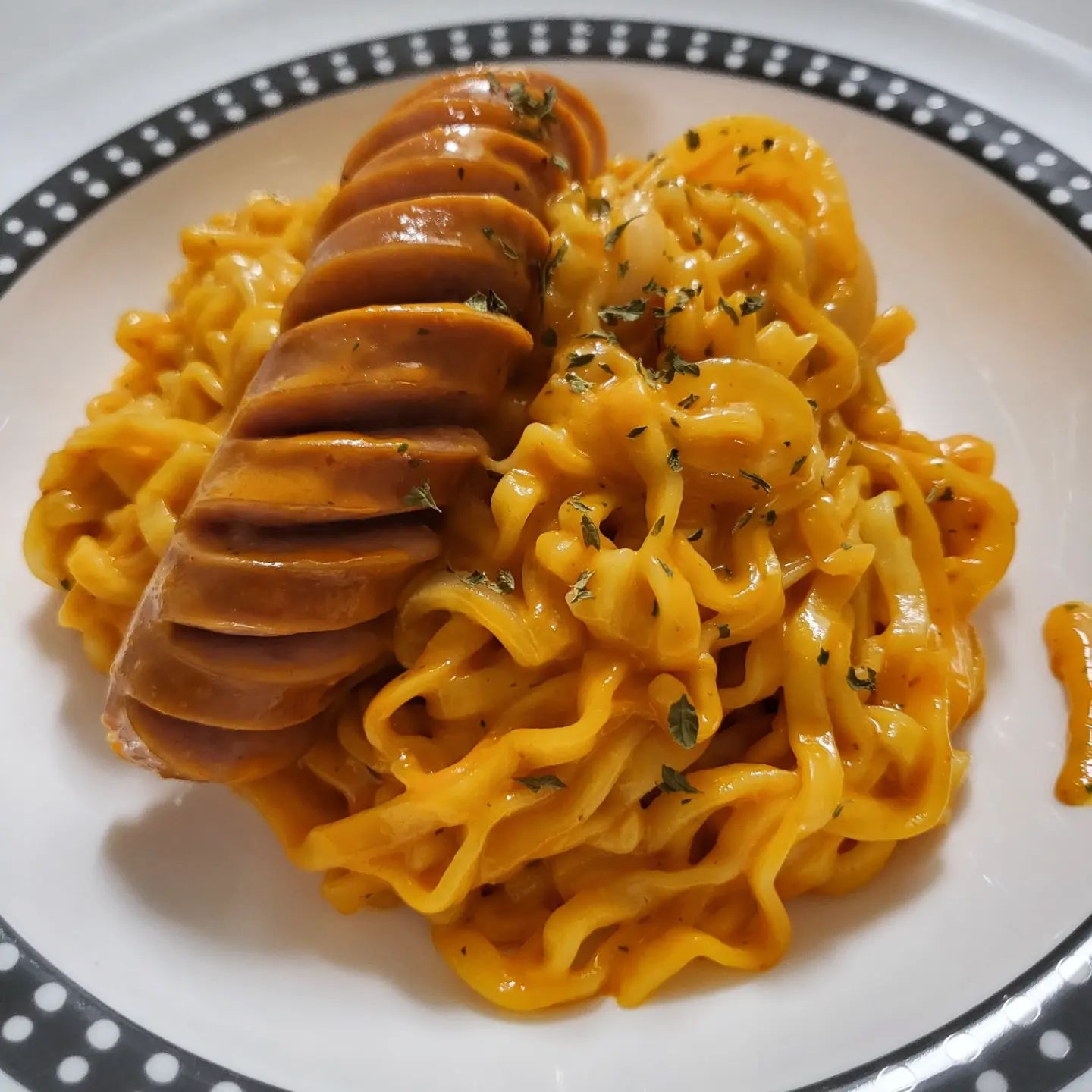 #광고 #크림진짬뽕 차림꿀팁👇👇

크림진짬뽕 진짜 맛있게 먹는법 공개

기름살짝 두른팬에
마늘🧄 양파🧅 썰어서 볶고

물💧 600ml 우유🥛 100ml
칼집넣은 소세지🌭넣고
물 끓으면 라면🍜넣어

면이 다 익을때즘
볶은 양파🧅+마늘🧄 넣고 마저 끓이다가
불끄고 소스넣어 섞기😊

레스토랑에서도 못파는맛
👍👍👍👍👍👍👍👍
후회없는선택이다 
진짜 믿고 먹어봤으면좋겠음!

(나같은)맵찔이들은 스프양 조절해줘😉
액체스프는 맵고 유성스프는 불맛나

언제나 꿀팁💡이 가득한
냠냠데이즈의 미식생활😍

nnyam_dayz
nnyam_dayz
nnyam_dayz

❤️ 내용이 좋으면 좋아요
🧡 나중에 또보려면 저장
💛 같이 갈 친구는 태그
💚 계속 보려면 팔로우

#복작복작 #라면추천 #볶음라면 #라면레시피 #오뚜기라면 #크림라면