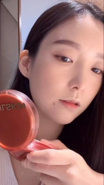 메이크업아티스트 신강희 on Instagram: "#광고 히어로 쿠션 , 🧡 에이프릴스킨 @aprilskin_korea 모공, 트러블 잡티 피부 결점을 얇지만 확실하게 커버로 마스크 안에서도 답답함 없이 피부는 편안