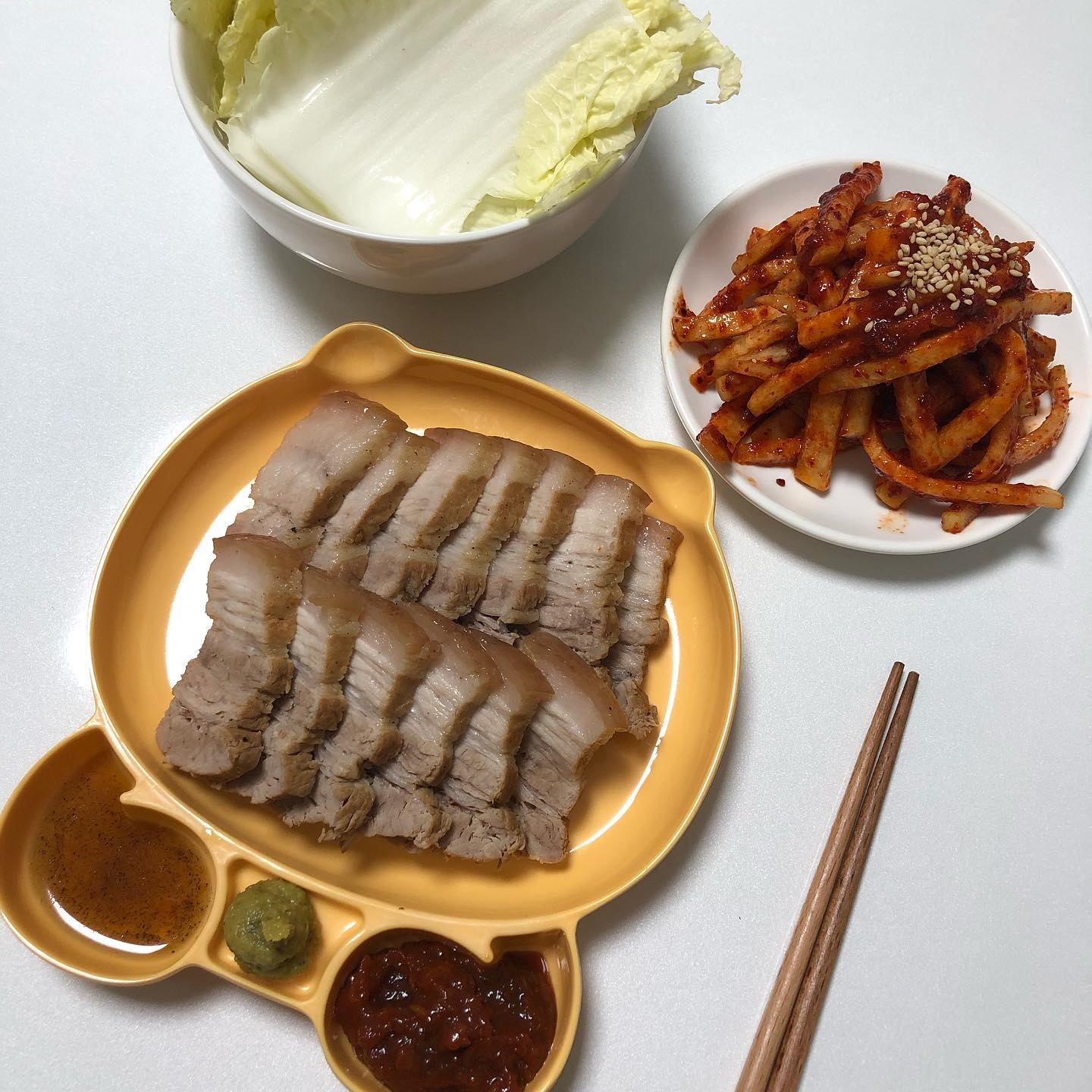 오랜만에 인스타 업로드 하네용! 이제 날씨가 많이 춥던데 인친님들 다들 옷 따뜻하게 입고 다니세용💕
#오늘의저녁메뉴 #수육 #무김치 #배추쌈 #집밥 #집밥스타그램 #자취요리 #자취요리그램 #선팔 #맞팔 #선팔하면맞팔 #오랜만에업뎃