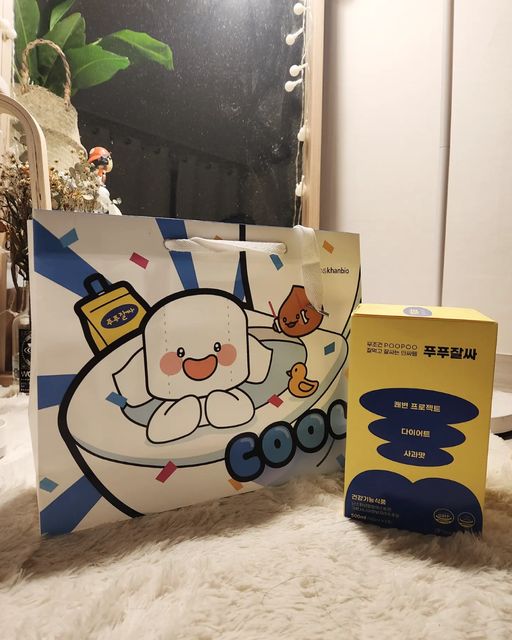 𝐃𝐞𝐨𝐤 𝐲𝐨𝐮𝐧𝐠 on Instagram: "#협찬 #광고 이번에 쾌변다이어트로 유명한 푸푸잘싸 협찬이들어왔습니다❗️ 뿐만아니라, 텀블러와 스티커,엽서,쇼핑백도 같이왔네요:) @poopoo_zalssa