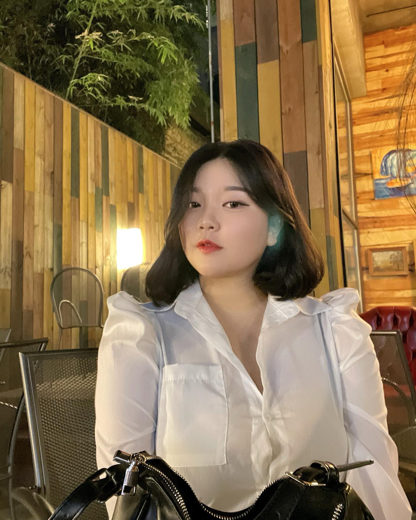 이 옷 분명 여리여리한 옷이였는데 흐음 🫥

#홍대 #카페 #일상