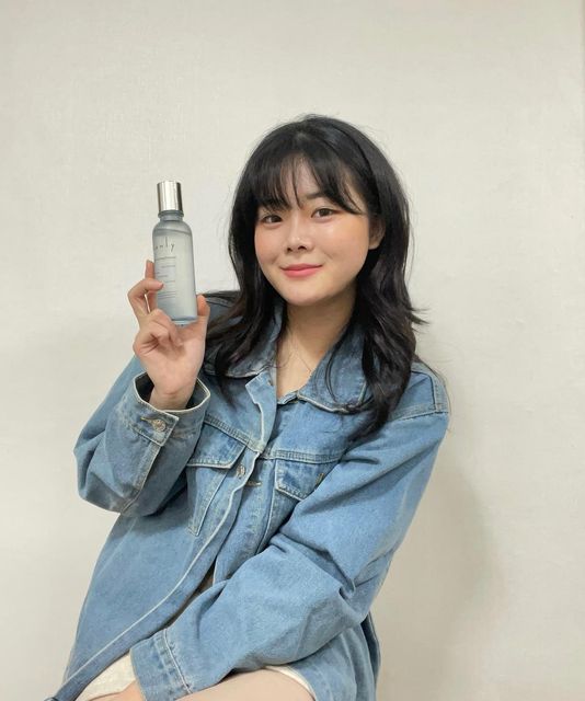 보민(24) on Instagram: "#광고 @nanly_official 💫SNS에서 #난리 난 #nanly 💫 에센스는 건조해진다는 생각때문에 화장전에 잘 안바르는데 #난리퍼펙셔닝에센스 는 건조함이 전혀 없었어요🤍
