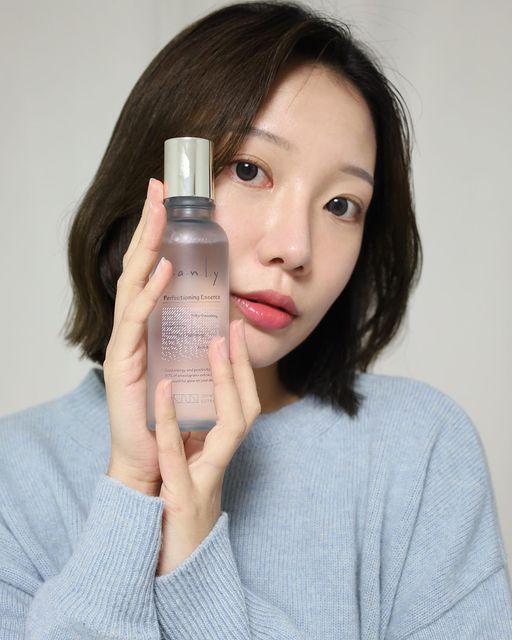 𝐉𝐮𝐡𝐞𝐞 on Instagram: "#협찬 달 표면 모공 멈춰! ⠀ @nanly_official 난리 퍼펙셔닝 에센스 150ml ⠀ ‘밀싹 추출물’ 70%로 이루어진 에센스에요. [Q. 밀싹? 밀싹은 비타민과 미네랄이 풍부하여