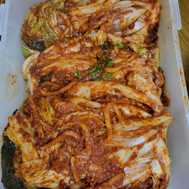 쭈리 on Instagram: "김치를 10분만에 할 수 있다..? 🙆‍♀️ 먹부림마켓에서 온 절임배추와 김치양념! 배송일자를 지정할 수 있다는점이 좋았고 절임배추가 오기때문에 하루만 숨죽이면 되서