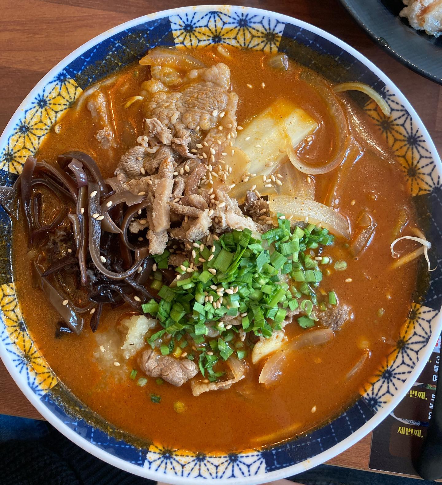 .

부산대 짬뽕맛집 ! #그집짬뽕 부산대점에 다녀왔어요 🥰

평소에 짬뽕을 별로 안좋아하지만 여기 짬뽕 만큼은 정말 좋아해서 주변에 소문 내고 다닐 정도인데요! 

다른 메뉴보다 특히 차돌짬뽕이 정말 맛있어요 👍 매운걸 잘 못먹는데 적당히 맵고 기름진 맛이에요! 위에 토핑도 맛있구 무엇보다 국물이 정말 맛있어요!! 🥰❤️

.

📍 그집짬뽕 부산대점
⏰ 월~금 11:00 - 21:00 (15:00 - 16:00 브레이크타임)
➖토,일 11:00 - 22:00 (브레이크타임 X)
❤️ 추천메뉴는 차돌짬뽕!
☑️ 12시부터 점심 손님이 엄청!! 많아서 11시반 이전에 방문하시거나 네이버예약도 가능하니 예약하고 가시는 걸 추천드려용! ㅎㅎ

.
.
.

#부산대맛집 #부산대짬뽕 #그집짬뽕0927 #그집짬뽕부산대점 #맛집 #짬뽕맛집 #차돌짬뽕 #맛집추천 #부산대맛집추천 #부산대점심