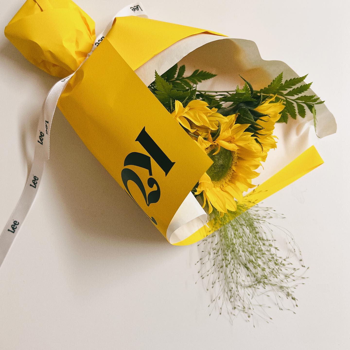 모닝해바라기🌻#꾸까
아이들 등원시키고 들어오니 집앞에 kukka💛 
생각지도 않게 생긴 해바라기. 넘 예쁘구만 감사합니다 #lee