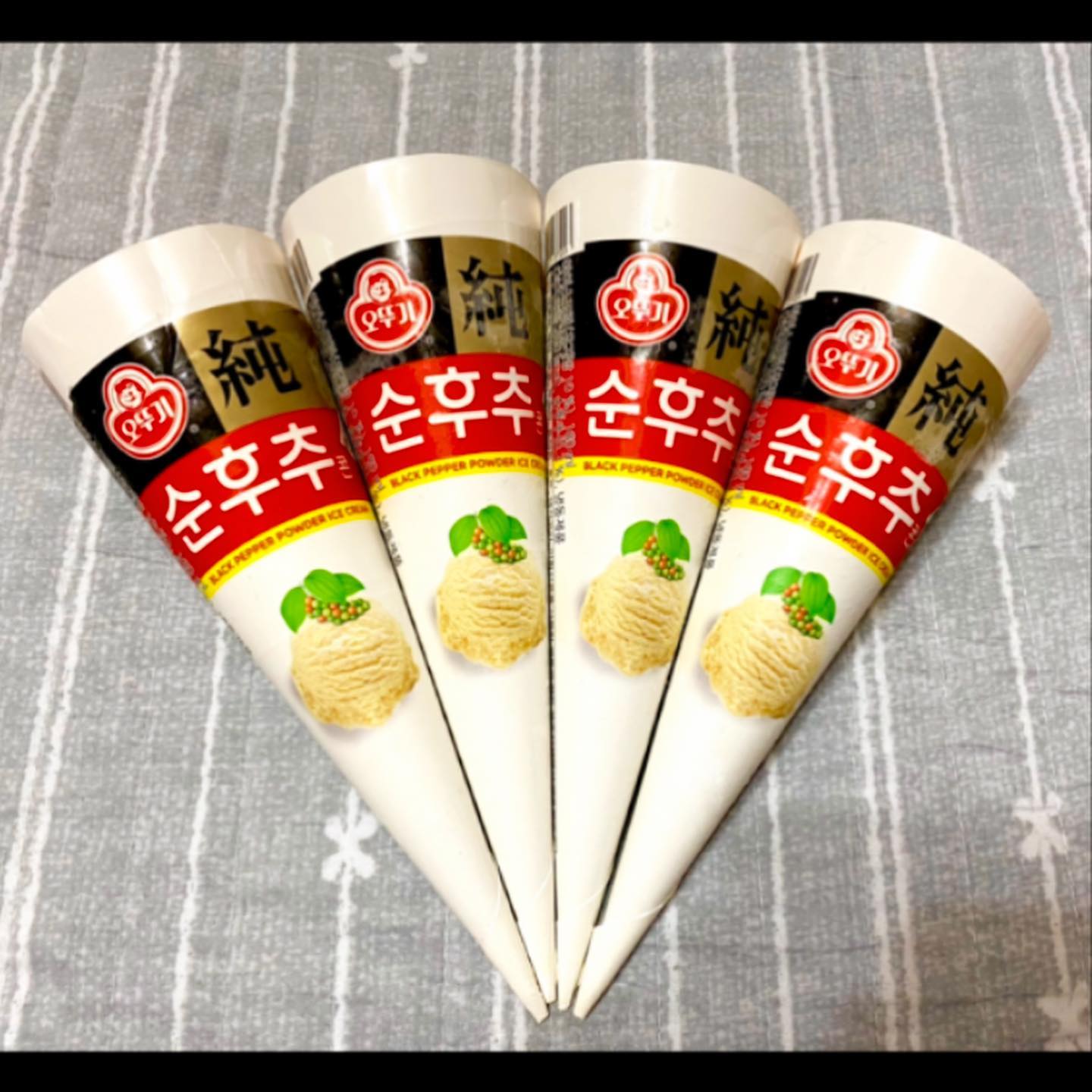 ⠀⠀⠀⠀⠀⠀⠀⠀⠀⠀⠀⠀⠀⠀⠀⠀
순후추 아이스크림🍦맛보셨나요??😃😃

먹보들이 새로 나왔다며 어찌나 
사달라고 조르던지..

카드를 주니 바로 편의점으로 달려간..

결제했는지 문자를 보니..
잠시 제눈을 의심했어요~ 
만원이 결제됐더라구요!!

그래서~ 으이그 다른것도 같이 샀나부다했는데..

하나에 2,500원이나 하는거있죠??!!

무슨 아이스크림🍦이 이가격이죠?? 후덜덜..

맛을 보니~ 가격대비 살짝 실망스러운..😭😭

살짝 후추맛이 조금 감돌뿐..ㅜㅜ

혹시 궁금하시면 한번 트라이해보셔요~

사람입맛은 다 다르니깐요~😍😍💫

#맛스타그램 #먹스타그램 #먹방 #맛집 #먹스타 #맛스타 #먹방스타그램 #맛집추천 #맛집스타그램 #찐맛집 #먹스타맞팔 #맛집소개 #파인다이닝 #맛있다그램 #먹팔 #순후추아이스크림