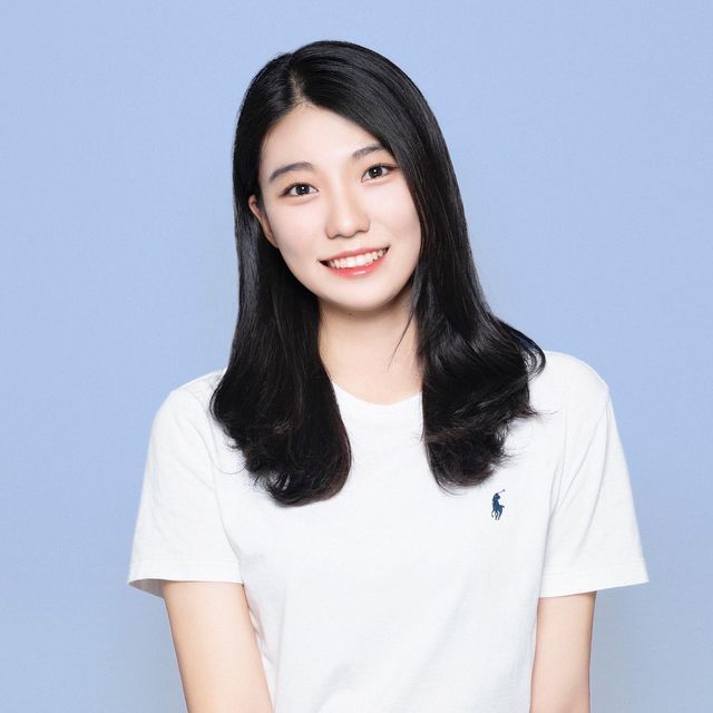 기뮹지 on Instagram: "홍대 사진관 포멀스튜디오에서 스물여덟 기록 남기기💙 카메라 앞에서 뚝딱거렸는데도 이르케 맘에 쏙들게 찍어주셨지 모에요? 내년에도 또 찍으러 가야지✨