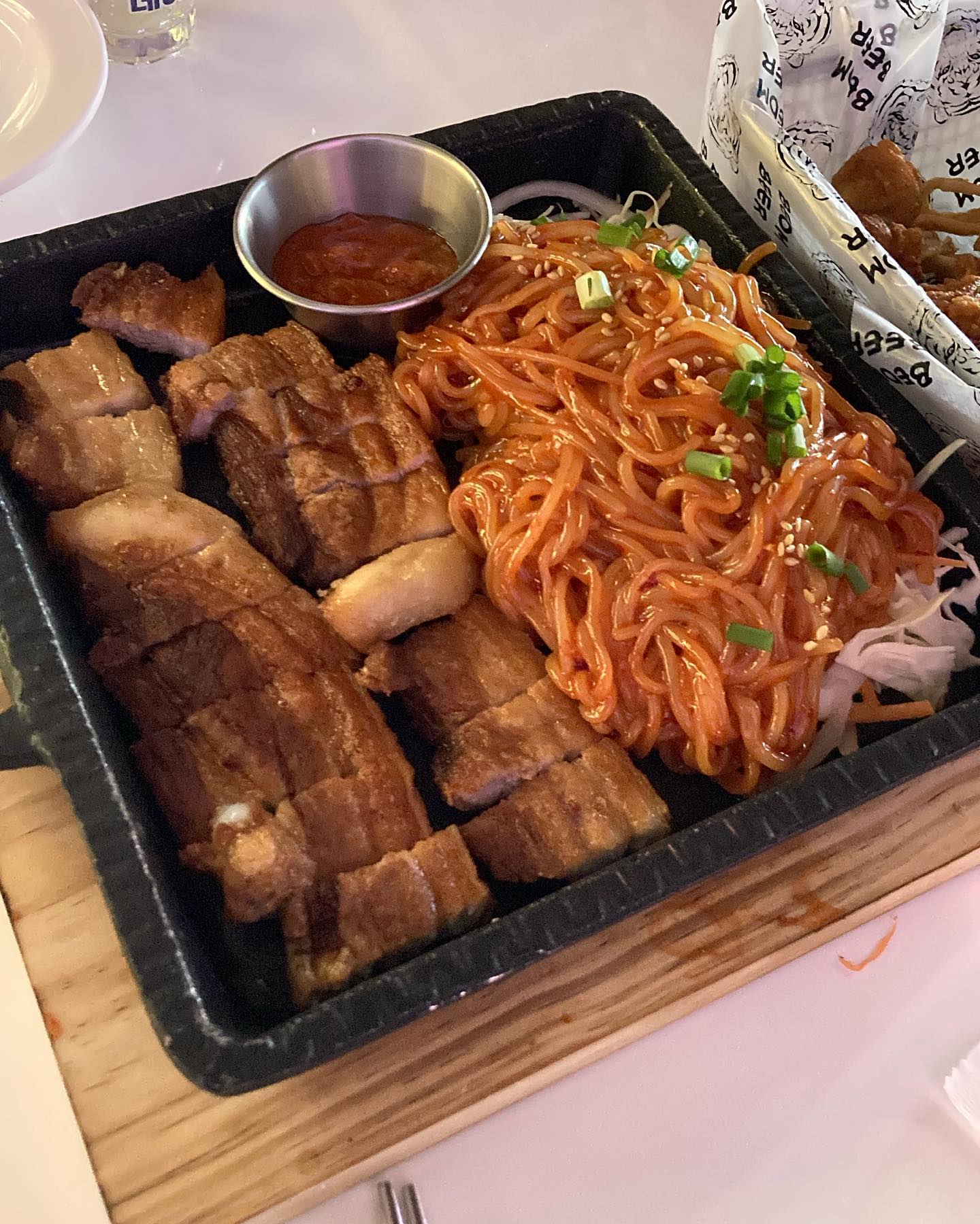 .

며칠전에 술약속이 생겨서 안주맛집! #범맥주경성대점 에 다녀왔어요 ☺

범맥주경성대점은 벌써 두번째 방문인데요! 처음 방문했을 때 너무 맛있었던 쫄면삼겹살이랑 새로운 메뉴도 도전해보려고 똥집튀김도 시켰어요! 결과는 대성공! 역시 안주맛집 범맥주.. 뭘 시켜도 다 맛있더라구요!

.

📍 범맥주 경성대점 (부산 남구 용소로 13번길 10)
⏰ 17:00 - 04:00
❤ 추천메뉴는 쫄면삼겹살이랑 범꼬리튀김!
➖ SNS 이벤트 참여하시면 범꼬리튀김 주시는데 이게 진짜 존맛탱이에요!!
🍺 소주, 맥주 외에도 술 종류가 많았어요! 3번째 사진처럼 패션후르츠 소주나 청포도 소주 같은것도 있었고 보드카 종류도 있었던거 같아요 

.
.
.

#경성대맛집 #경성대술집 #범맥주 #경성대술집추천 #경성대핫플 #부경대술집 #부경대맛집