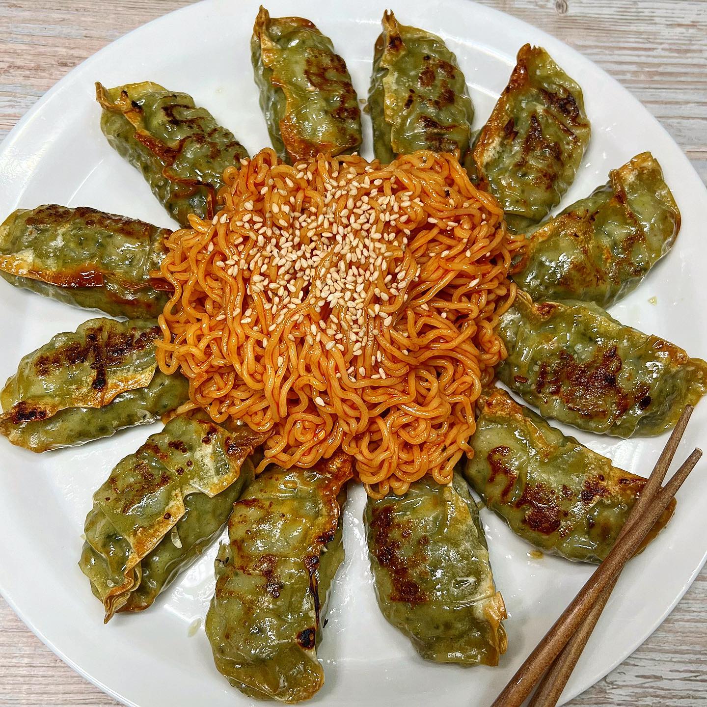 해태 고기깻잎지짐🥟 #협찬
.
해태에서 새로나온 신상만두
종로할머니도 모르는 고기깻잎지짐맛의 비밀
둥글납작한 만두에 소가 꽉차있음👍
피에도 깻잎이 들어갔는지 초록빛이나고 깻잎향이 향긋하게 올라옴
꼭 명절에 먹는 깻잎전같은데 만두로 만든 느낌?😋
기름 살짝 발라서 에어프라이어 돌리면 완성이라 간편하고
얇은피에 속이 꽉찬 만두라 취저였음💕
.
.
해태제과로부터 소정의 원고료와 제품을 제공받아 작성된 후기입니다.