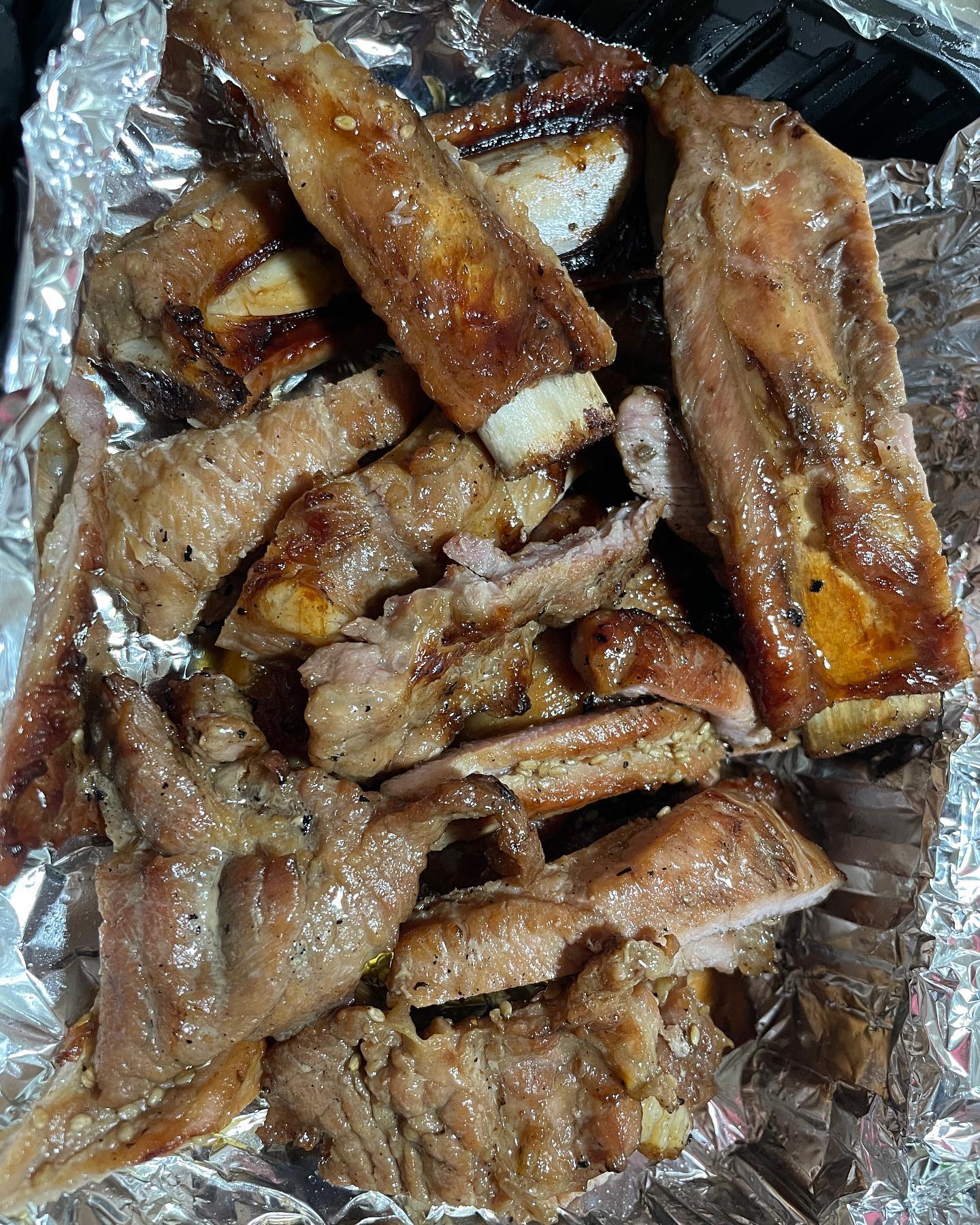 .
.
#협찬

국내산 생갈비를 사용해서 담양식으로 숯불에 직접 훈연해서
숯향이 가득하고 쫀득달콤한 #서원숯불갈비 

서원숯불갈비는 광주 포장, 배달 전문점으로 고기가 쫀득하고
양념 간이 쎄지도 않고 적당히 달짝지근해서 맛있어요

상추, 고추, 마늘, 양파초절임, 쌈무, 쌈장을 넣어주시는데,
야채값이 비싼 요즘 상추도 한 봉다리 넣어주시고
직접 만든 쌈장은 감칠맛이 나서 맛있어요!

누룽지도 넣어주시는데, 제 이동거리가 있어서 숭늉이 사라졌는데,
저는 원래부터 퍼진 누룽지를 좋아해서 맛있게 잘 먹었어요👍

갈비가 식지 않도록 위에 뜨거운 물팩을 붙여주셔서
도착했는데도 따뜻해서 그대로 먹을 수 있는 점도 좋았어요!

📍광주 광산구 도산로 35-1, 1층
📍10:00 - 21:00, 매주 월요일 휴무
📍가게 앞 잠시 주차 가능

#광주맛집#도산동맛집#도산맛집#도산역맛집#도산동갈비#도산동갈비맛집#광주숯불갈비#광주숯불갈비맛집#광주갈비맛집#광주갈비포장#송정갈비#광산구갈비#서원갈비#도산동서원갈비#먹팔맞팔#먹팔
