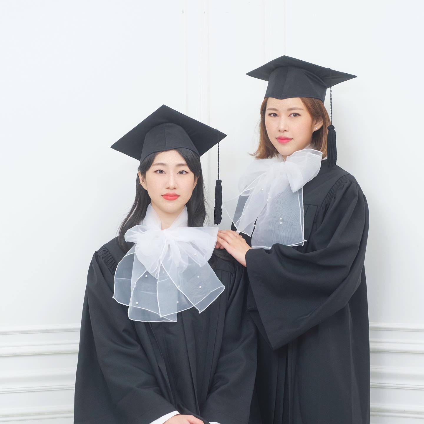 #몬스터레빗 #몬스터레빗스튜디오 #학사모사진 #학사모🎓 #협찬

동생이 학사모사진 못찍었다고(얘네학교는 가을졸업하면 졸업식이없다) 징징거려서 데꼬간 #몬스터레빗스튜디오 
자매학사모사진 이라니 유니크하 않아???

일단 넘 인상 깊었던게 라이팅을 진짜 꼼꼼하게 해주신다는거!!!! 나랑 동생 단독샷때 조명 다시 조정해주시는거 너무 좋았다
꼼꼼하니까 예쁜 사진 나오는듯