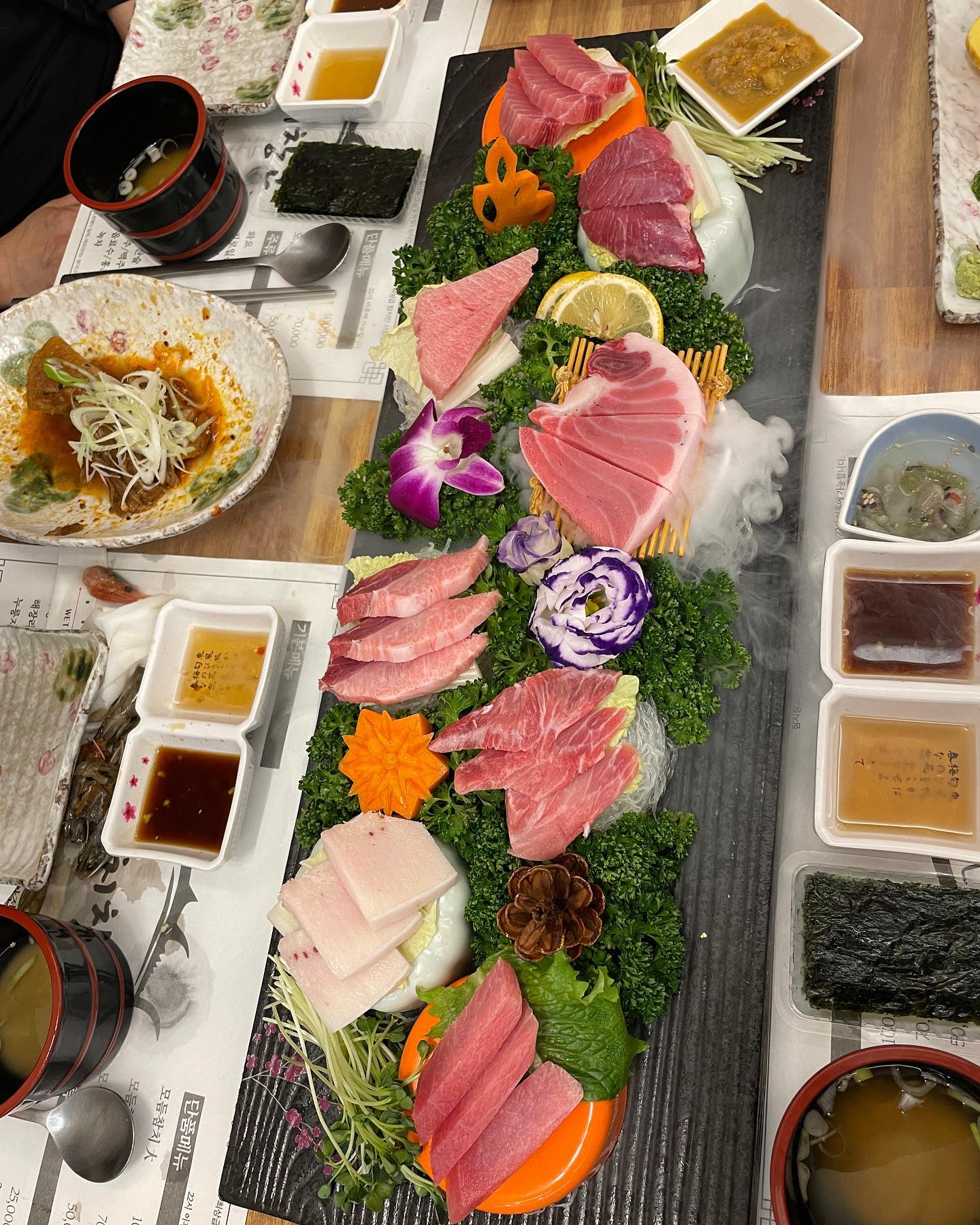 .
.
#협찬

다양한 참치 부위를 무한으로 즐길 수 있는
광주 수완지구 참치 맛집 #참치창고 camcicanggo 

가리비찜, 타코와사비, 생새우회, 참치편육, 참치샐러드깻잎쌈,
참치무조림, 가오리찜, 간장새우, 문어숙회, 참치회무침, 감태말이,
모듬회초밥, 알탕, 연어구이, 새우튀김, 후식 귤과 무한리필 참치까지!

무한리필 코스 중에 제일 저렴한 스페셜로 먹었는데, 이렇게나 많이 나와서 이숙도 놀래서 직원분께 여쭤보니 스페셜 윗 단계는 이 무한리필 코스에 더 추가가 된다고 해요😊

여러가지 음식들을 맛 볼 수 있고 가성비도 좋아서 데이트도 좋고,
부모님을 모시고 와서 함께 먹기에도 정말 좋을 것 같아요👍

다찌, 테이블, 룸이 있어서 프라이빗하게, 혹은 단체로 오기도 좋아요

📍광주 광산구 신가동1271
📍월-토 17:00 - 23:00, 매주 일요일 휴무
📍062-956-6337

#광주맛집#수완지구맛집#수완지구참치맛집#참치창고#광주참치#수완지구참치맛집#광주일식맛집#수완지구일식집#회식장소#핫플#회맛집#먹팔맞팔#먹팔#맞팔#먹스타그램