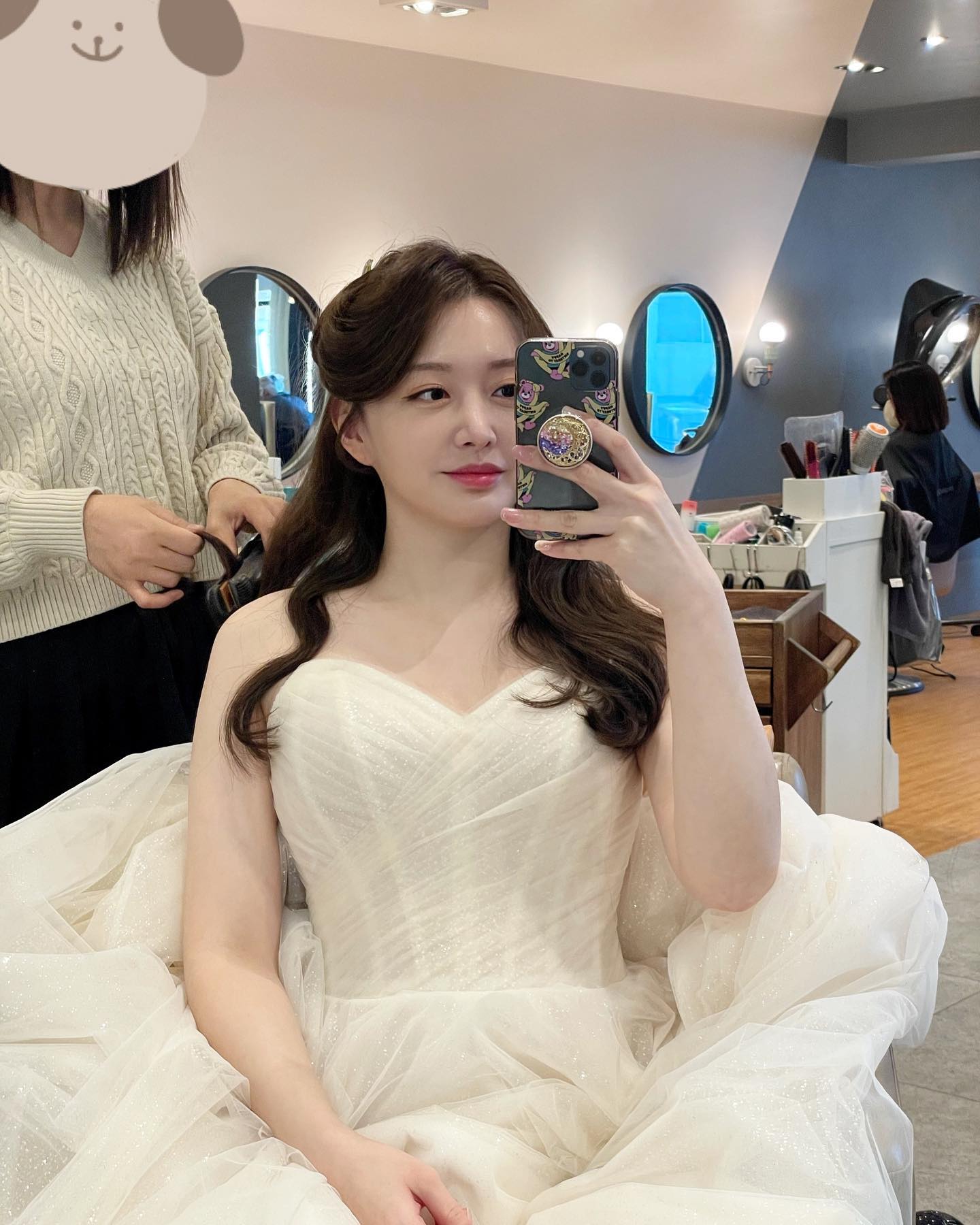 스드메 여정의 시작….!
웨딩 촬영을 위한
청담 요닝 메이크업 🥸
-
요닝 후기가 너무 극과 극이라
걱정했지만 메이크업과 헤어
둘다 퍼펙하게 만족쓰 🤛🏻
🔸 자세한 후기는 프로필 링크눌러
블로그 놀러오면 있어욤 🥹
-
Preparing for the wedding photoshoot 🔫
.

#요닝메이크업 #요닝 #요닝웨딩 #청담요닝 #스드메추천 #결혼준비