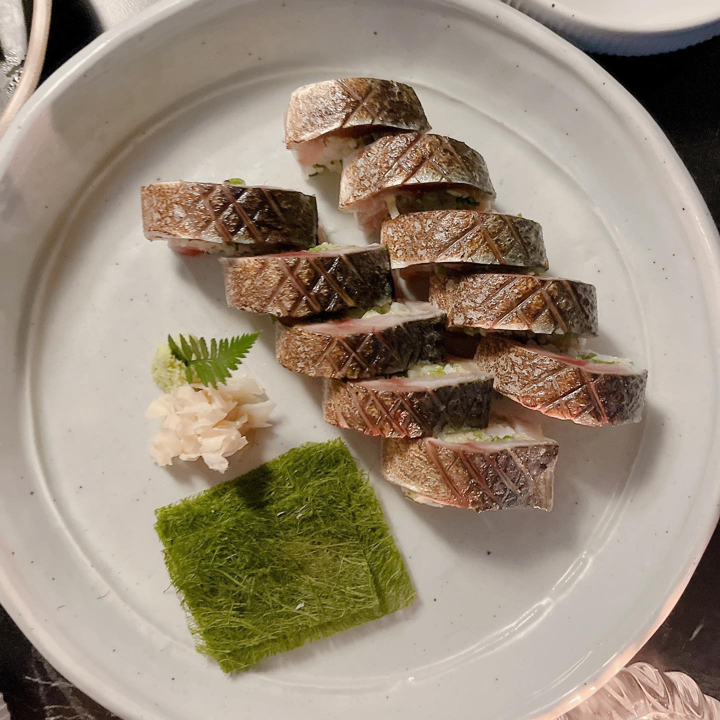 이자카야는 대부분 음식맛이 좋은편인데 그 중에서도 유난히 음식에 진심이고 다소 생소한 메뉴를 먹어볼 수 있는 #규카

두번째 방문인데 #하이볼 종류도 많아 가볍게 마시며 즐기기 좋은곳!

음식 퀄리티에 비해 가격이 착해서 더더 좋았는데
음식 맛이나 분위기 퀄리티에 비해 많이 알려지지 않은 것 같아 아쉽당 ㅠ

분위기는 데이트 하기 좋은 느낌이라 가볍고 시끌벅적하게 소주 한잔 하기엔 부담스러울 수 있음 ㅇㅁㅇ

하지만 데이트나 소규모로 친구들이랑 분위기 잡고 놀긴 좋을듯 ㅎ

두번 방문인데 웨이팅 비슷한 것도 없고 ㅠㅠ 매장도 넓고 직원분들 센스까지 최곤데 ㅠㅠ

더 흥해져서 오래 이 가격에 음식 즐기고 싶어 쓰는 간단 (?) 후기

#내돈내산 #고등어봉초밥 #마구로타르타르 #의정부규카 #의정부데이트 #의정부이자카야 #의정부하이볼 #찐맛집 #가성비굿