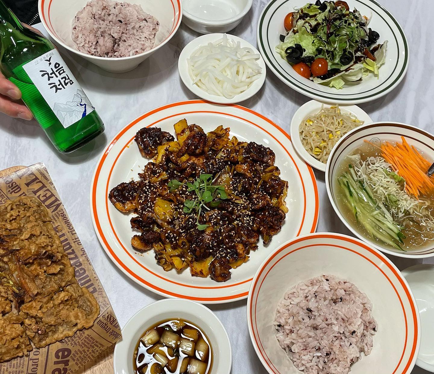 #협찬 #쭈스토랑 
📍 경기 성남시 분당구 구미로 191 (구미동, 아산웰빙프라자) 104호 쭈스토랑

분당서울대학교 근처에 쭈꾸미 맛집이 생겼어요🫣

매장 분위기 자체도 너무 고급스럽고, 깔끔했어요

서빙은 로봇이 한답니다 ..🤖

둘이 먹기엔 진짜 많은 양이였는데 소주와 곁들여 천천히 먹다보니 다 먹었어요 ㅎㅎ 근데 맵기를 선택할 수가 없어서 맵찔이인 저는 조금 매웠는데 그래도 진짜 존맛탱 ㅠ ㅠ

동네에 맛있는 쭈꾸미집이 없었는데 평상시에도 자주 올 것 같아요👍

쭈꾸미세트 구성은 불쭈꾸미,샐러드,묵사발,크리스피 도토리전!

식후에는 카페테리아가 있어서 식후 커피도 즐길 수 있더라구요🫶

분당사시는 분들은 매운거 땡기실때 강력 추천 !!!!

⏰매일 11:00~22:00(B.T 15:00~16:30) 주차자리도 넉넉해요

#쭈스토랑#성남맛집#분당맛집#쭈꾸미볶음#불쭈꾸미#구미동맛집#미금역맛집#오리역맛집