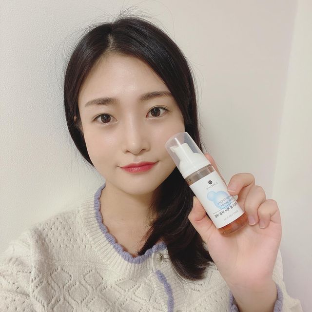 설희 on Instagram: "#협찬 가을엔 세럼이죠!! 버블 제형이라 신기하게 흡수가 엄청 빠른데 또 촉촉함은 오래가요 초예민 피부라서 아무거나 쓰면 트러블 장난아닌데 이건 진정시켜줘써요☺️