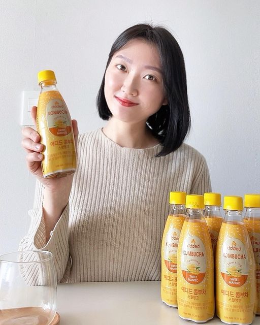 찐하트🤍 | 살림 작은집 on Instagram: "#광고 100% 망고 퓨레를 넣은 애디드 콤부차 스윗망고🥭

장 건강에 좋은 프리바이오틱스 천연 발효 음료 콤부차 스윗망고!
저는 콤부차 처음 마셨을 때 감동을 잊지 못하는데요
국내 최초 설탕을 사용하지 않고 식이섬유가 풍무한 현미의 당을 사용하여 발효한 애디드 콤부차👍🏻

100%발효원액이 첨가되어 있어 평소에 드시던 가루 콤부차에 비해 발효의 맛이 진하게 느껴지실 수 있어요🥰
얼음에 희석하여 마시면 더 맛있는 콤부차였어요💛

발효의 핵심 성분인 폴리페놀과 유기산 함량이 높은 검증된 제품이에요! 
그리고 100% 망고 퓨레를 넣어 천연 과일의 단맛이 그대로 느낄수 있어서 개인적으로 너무 맛있더라구요! 😋

식물성 발효 원액과 프락토올리고당을 넣어 풍부한 프리바이오틱스는 물론 2.5g의 식이섬유까지 함유하고 있어서 장건강에도 좋답니다💗

그리고 건강함만 담은 무첨가의 법칙✔️
(보존료,인공첨가물, 글루텐, GMO(유전자변형농수산물), 알코올) 무첨가! 하였어요. 
지방 0%! 트렌스지방 0%! 포화지방 0%! 콜레스테롤 0%!😍 

저희 집은 당 많은 탄산 음료 잘 안마시는데 
건강하게 온가족이 맛있는 콤부차 즐길 수 있어서 너무 좋은 것 같아요💕

@addedbiome

#마켓컬리추천상품 #마켓컬리추천템 #마켓컬리추천 #마켓컬리샛별배송 #마켓컬리다이어트 #마켓컬리콤부차 #콤부차 #콤부차추천 #애디드콤부차 #애디드바이옴 #온더테이블 #홈카페 #주방인테리어"