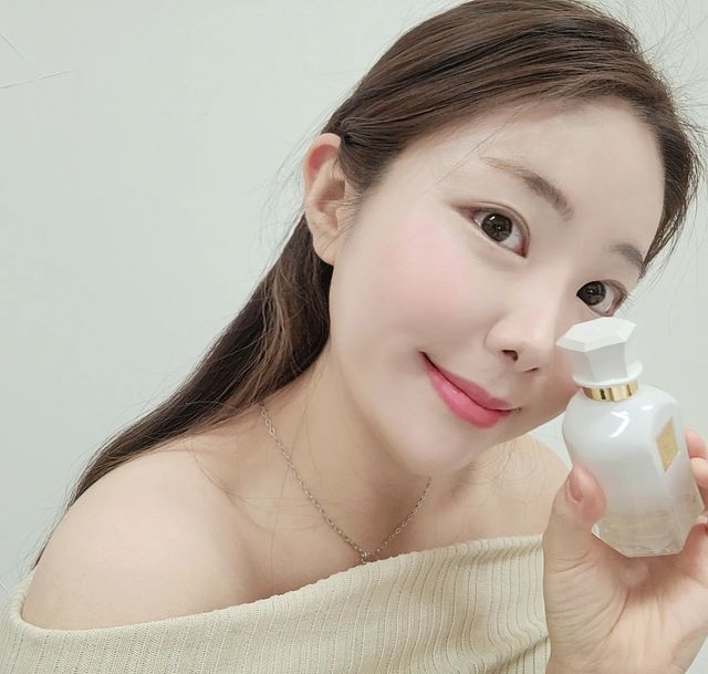 Chaeyoung🧚‍♀️ on Instagram: "#광고 @scelmar_official 셀마르의 "오 드 뚜왈렛 프리미에 아무르" 첫향은 봄에 분홍색 꽃들이 흐드러지는 와중에 산들바람이 부는 꽃밭에 앉아있는 모습이 연상되