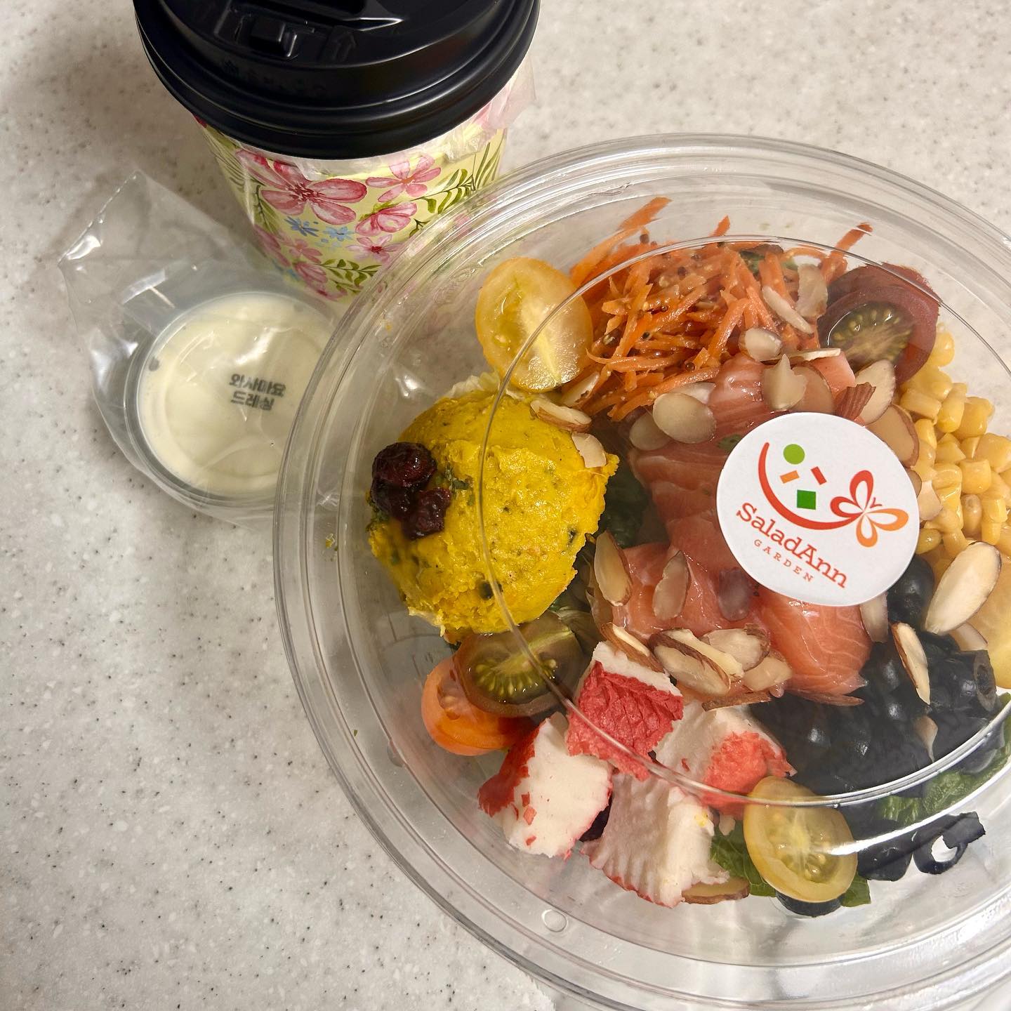 #협찬
전주 샐러드앤가든 전북도청점🥗
⠀
전주에 정말 자주 방문하는데 신시가지에
정말 맛있는 샐러드 맛집이 있다고 해서 방문했어요~
샐러드와 포케 외에도 수제 요거트, 수제 그래놀라, 커피 등
다양한 메뉴를 신선한 재료로 만든다고 해요!
매장도 엄청 깔끔한데, 사진맛집 인테리어는 덤~!
⠀
내사랑(❤️) 연어샐러드를 먹었는데
샐러드 소스는 와사마요소스로 정했답니당!
채소는 양상추, 로메인, 케일, 라디치오 등 맛있고
고급진 채소들이 가득한데 가성비가 좋아요ㅋㅋ👍
⠀
위치 : 전북 전주시 완산구 홍산로 250 107호, 109호
메뉴 : 연어 샐러드(12,900원), 아메리카노(3,500원)
영업시간 : 월-토 10:30 - 20:30 (B/T 14:30 - 15:30)
⠀
#전주신시가지샐러드 #전주효자동샐러드 #전주신시가지맛집 #전북도청맛집 #전주포케 #전주효자동카페 #전주그릭요거트 #전주대샐러드 #전주대학교카페 #샐러드앤가든 #전주샐러드 #샐러드맛집 #전주브런치 #신시가지맛집