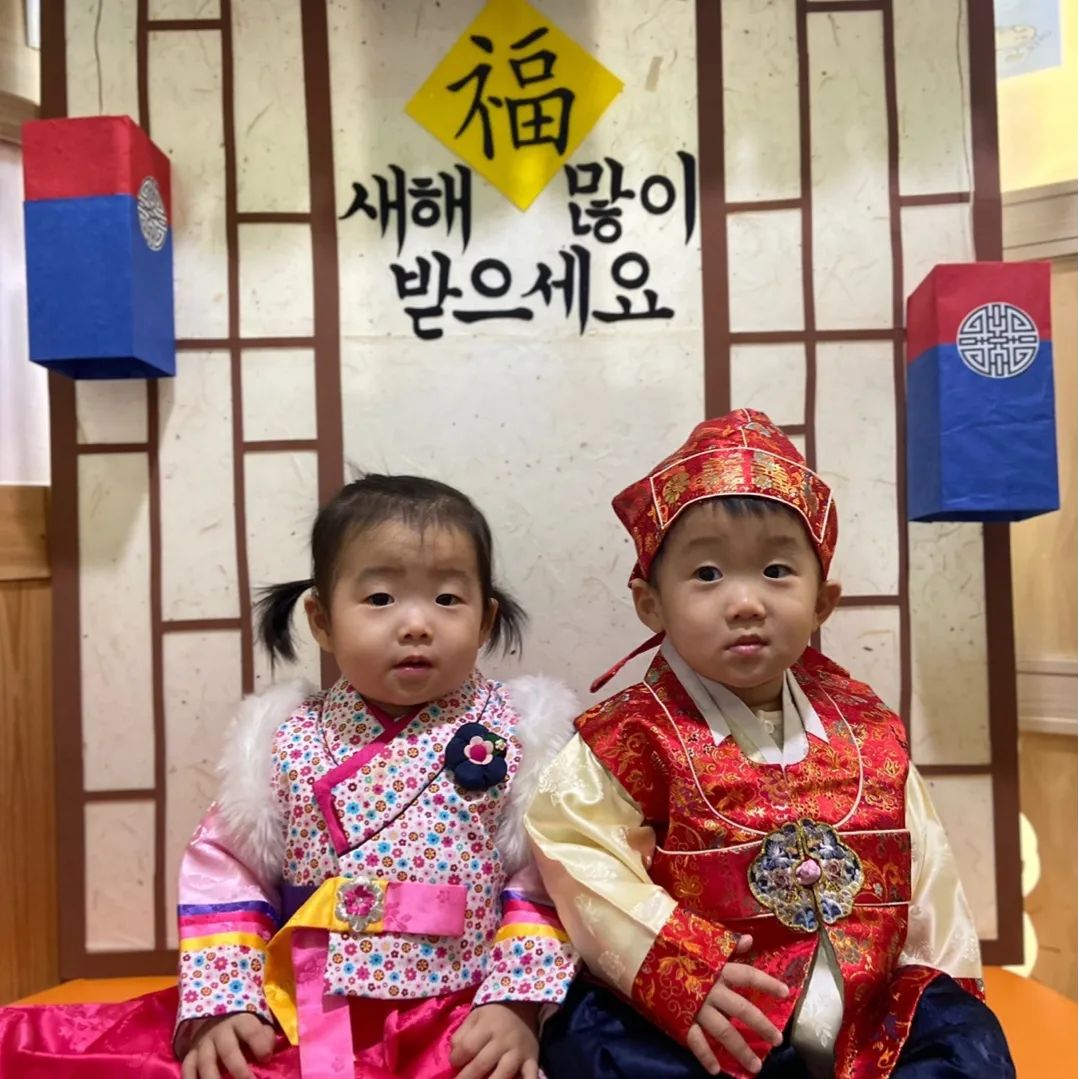한복은 집에 어딘가에 묵혀?놨다가 유치원행사때만 입는듯해요ㅋㅋ
돌잔치한복이후로 처음입네요~

#아이한복 #설한복 #어린이집생활 #17개월 #쌍둥이 #이란성쌍둥이 #남매둥이 #쌍둥이네 #육아소통