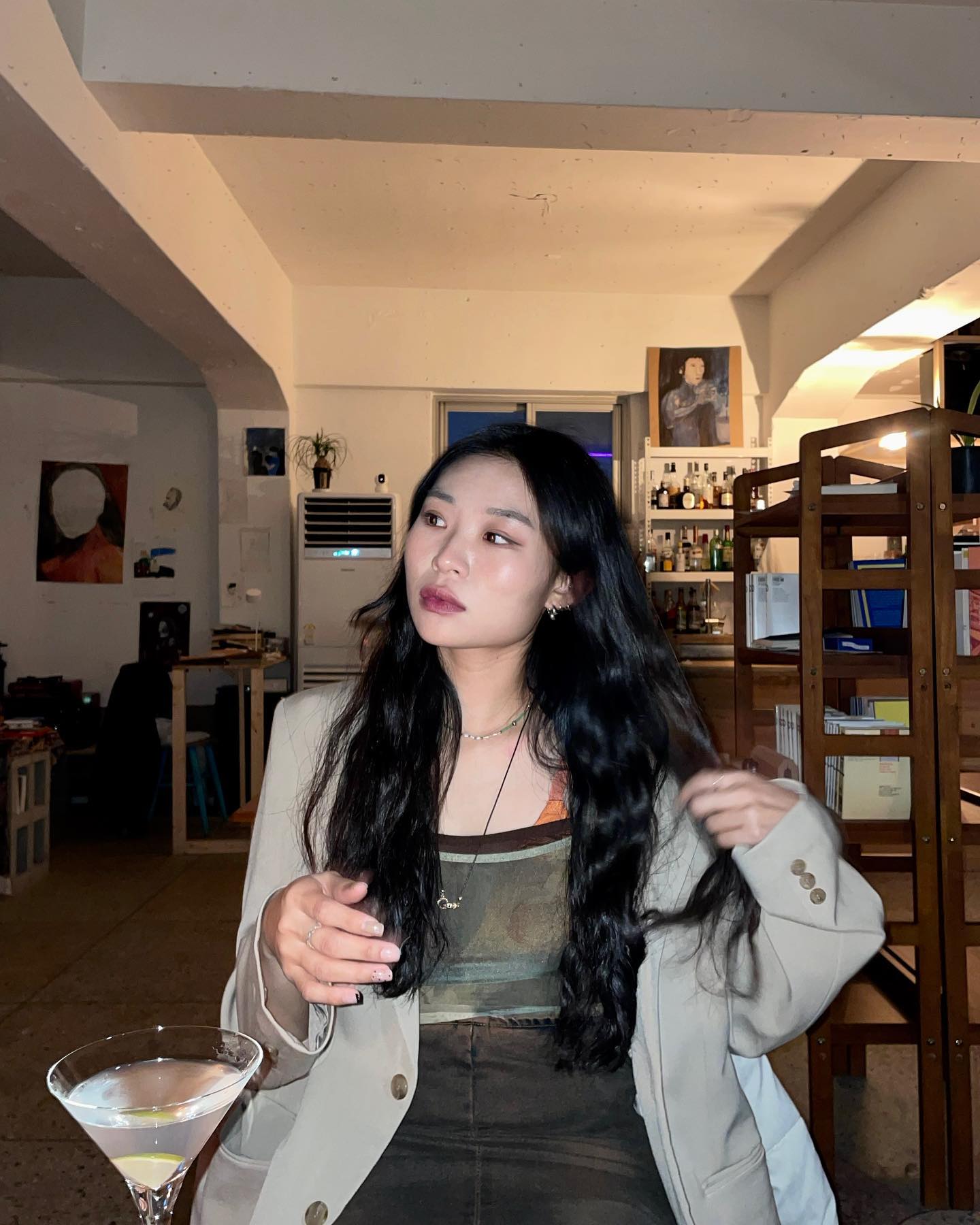 여기 칵테일 시간 지날 수록 그라데이션으로 맛있어짐 이유는 나도 모름. 
실존주의라는 이름의 칵테일 첫 입 먹고 심오하게 맛없어서 당황했는데 점점 살구스러워져서 맛있도라🍑🍑(잘 섞어드세요?)