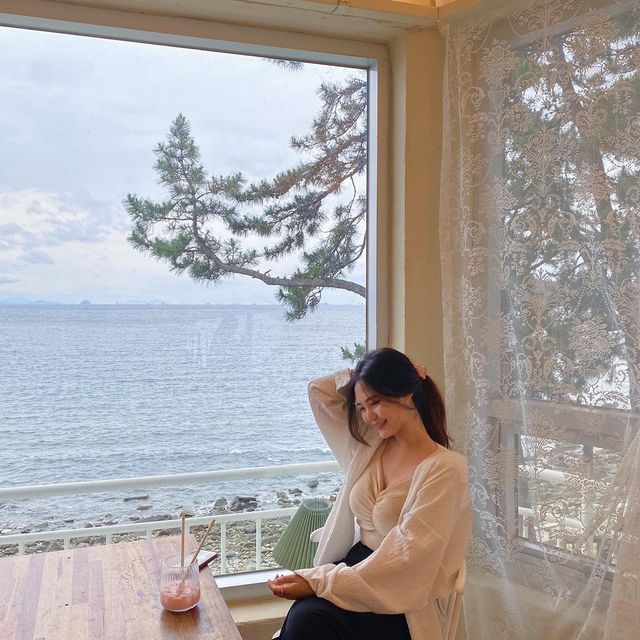 이슬 on Instagram: "카페 드몽돌 🌺⠀⠀⠀⠀⠀⠀⠀⠀⠀⠀⠀⠀⠀⠀⠀ ⠀ 카페가 정말 “그림 같은 집” 같아서 사진만 3시간 찍은 것 같다☺️ ⠀⠀⠀⠀⠀⠀⠀⠀⠀⠀⠀⠀⠀⠀ 여수돌산