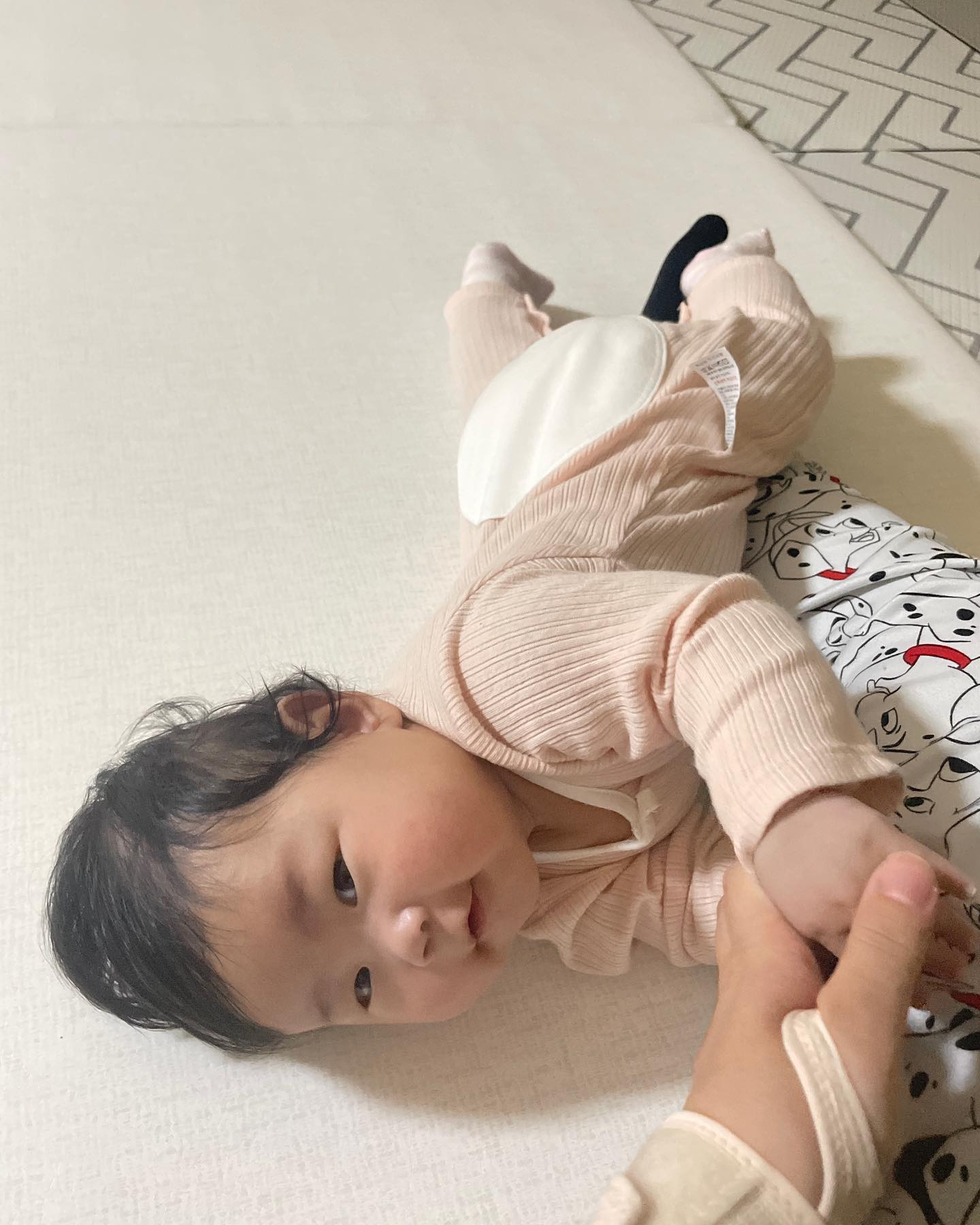 오늘 벌써 150일이 된 찌유👶🏻💛
쪼꼬미 시절에서 인제는 제법 커보이는데욥 오늘 병원가서 쟀더니 8.2kg.......이러니 어깨랑 손목이 아작🥲
얼른 감기 나아서 엄마아빠랑 놀자💛
#사랑해#딸랑구#밤비우주복#너무귀여워❤️#고마워윤주야😍