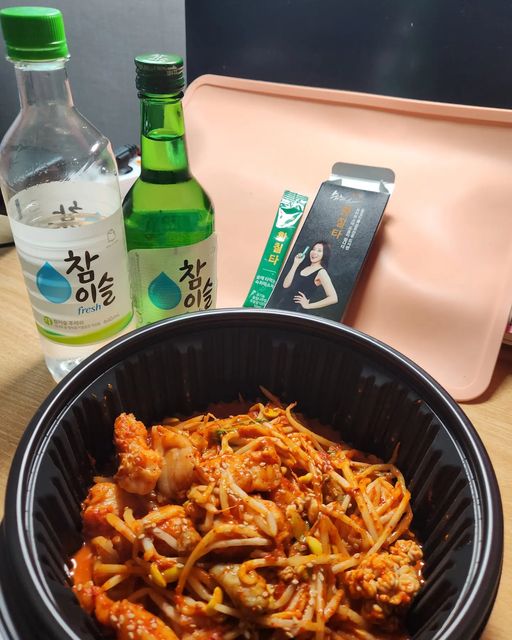 경진 on Instagram: "아구찜과함께 낮술!혼술~~ 
ㆍ
ㆍ
ㆍ
- 나무계에 인삼이라 하여 인삼나무라는 별칭을 가진 황칠나무는 만병통치약이라는 학명을 가지고 있습니다.

- 황칠코리아는 현재 해남, 강진, 완도에서 약 40만평 이상의 대지에서 황칠을 재배하고 있어요.

- "황칠나무는 20년 이상된 나무" 만을 사용하고 있습니다.

- 황칠나무에서는 항암,항염, 항균, 당뇨, 간기능개선, 항산화작용, 면역력증진, 항고지혈증, 남성 성기능 개선 및 대장질환 예방 및 개선, 암세포 억제 등 다양한 효능이 발견되었습니다.

- 그 중 간기능 개선에 탁월한 효과를 보여 숙취에 좋은 황칠타 제품을 개발하게 되었으며,

소주에 타먹으면 알코올향이 살짝 날아가 부담없이 드실 수 있고 목넘김이 부드러워지며 숙취가 없는 깔끔한 음주를 즐기실 수 있습니다.
@hwangchil_korea

먹는방법은 간단해요
소주 1병당 1포 타서 드세요.
음주 전, 후 한 포씩 그냥 드세요. (물에 타드셔도 됩니다.)
안주 요리할 때 한 포 넣어 요리해 보세요. ( 잡내 사라지고, 숙취에 좋습니다!)

#광고#광고#숙취해소제#숙취해소법#숙취해소#소주숙취해소제#음주후숙취해소제#숙취해소제 추천#숙취해소제 소주#음주전 숙취해소제#숙취해소제 언제#황칠타#황칠코리아#인삼나무#숙취제#소주에 타먹는 숙취해소제#일상기록 #취미생활 #일상 #오늘하루 #daily #f4fb #instatoday #맞팔 #intags #f4f"