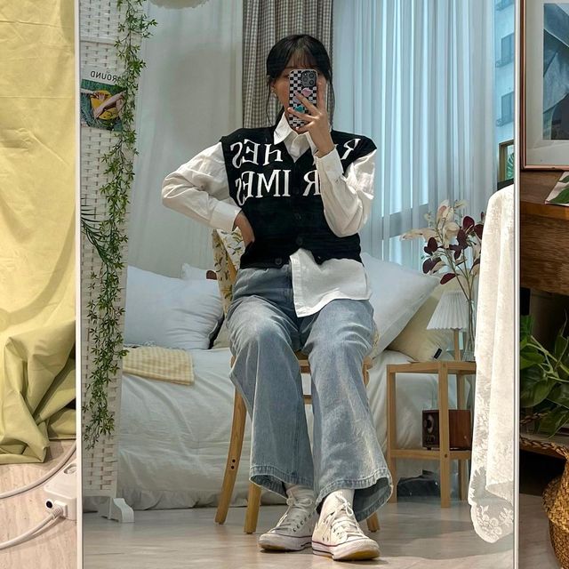 lookbook__ on Instagram: "셔츠입을때 반만 빼서 입는 언발란스 룩 🤍"