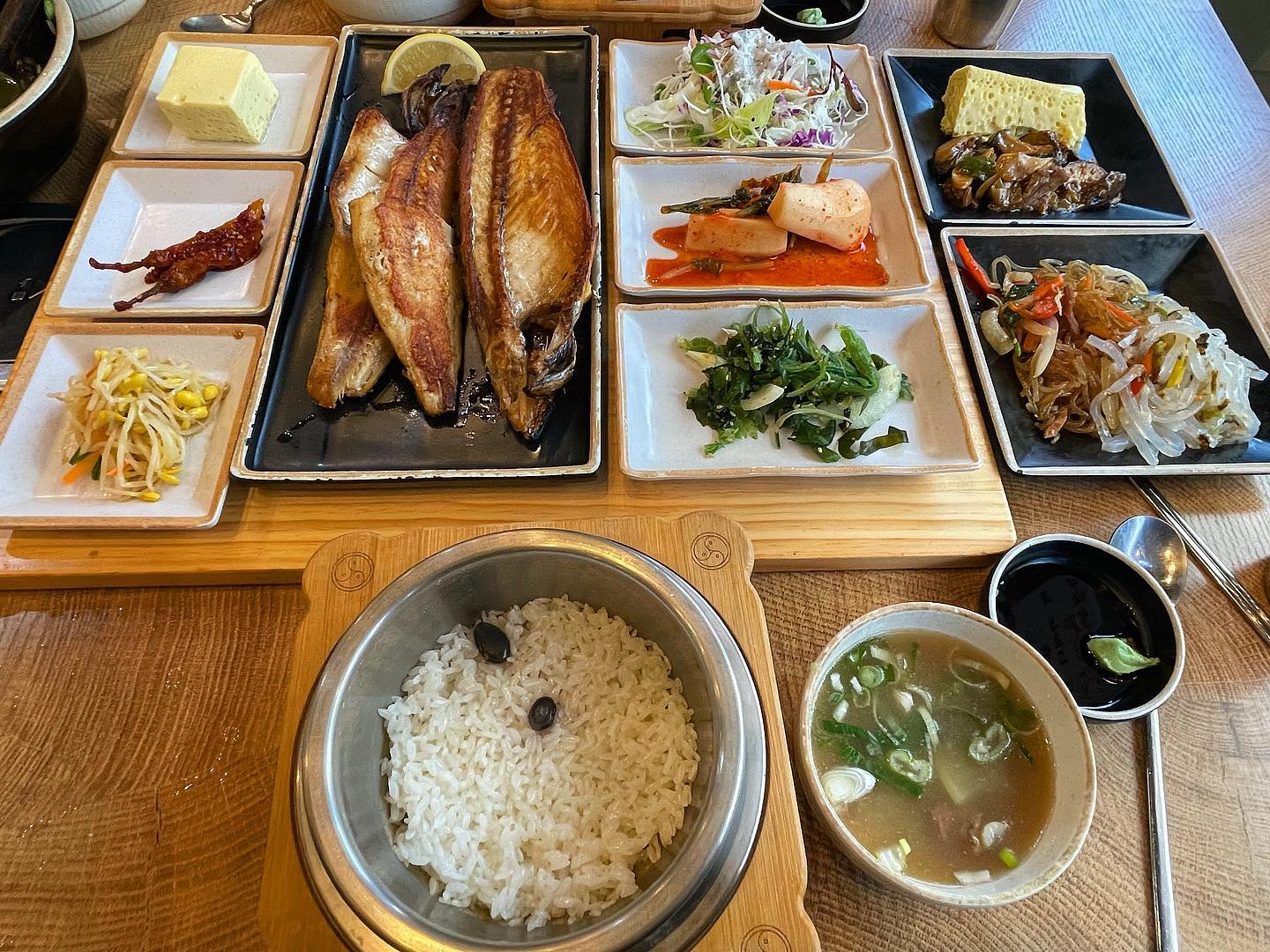 #협찬 #집나간고등어 
📍 경기 성남시 수정구 위례광장로 70 위례 아트리버 푸르지오 1단지 상가동 107호~111호

평소에 생선구이를 너무 사랑함🐟💙

가마솥밥+화덕에 구운 생선구이

짭짤하고 너무 부드러운 고등어 이게 진짜 레알 밥도둑이쥬..

생선구이를 화덕에 구워서 그런지 겉은 바삭하고 속은 촉촉 ㅠㅠㅠ
 돌솥밥이라 마지막에 누룽지까지 먹으면 진짜 최고..🥹🥹

🐟고등어 화덕구이 ₩13,000
🐟임연수 화덕구이 ₩14,000

셀프바도 있어서 잡채,두부김치,오렌지 등 추가로 가져다 먹을 수 있어요! 

⏰매일 11:00~21:00(B.T 15:30~17:00)

#위례맛집 #위례신도시맛집 #송파맛집 #남위례역맛집 #위례점심 #위례생선구이 #위례집나간고등어 #집나간고등어 #생선구이맛집 #화덕구이 #화덕구이맛집