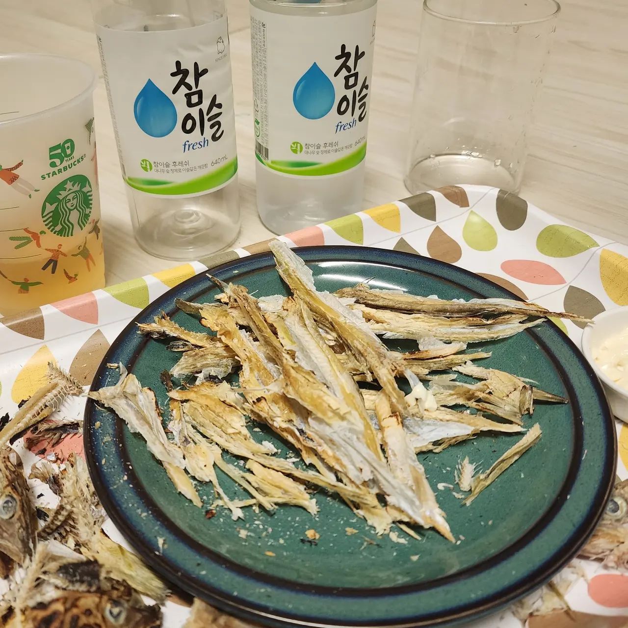 #홈술#술스타그램

살찌긴 싫고
술은 마시고 싶어서
노가리에 한잔 시작했는데

무슨?

집에 있는 술 다까고
남편 내보냄

소주 한병 더 사와요~ ㅋㅋㅋㅋ