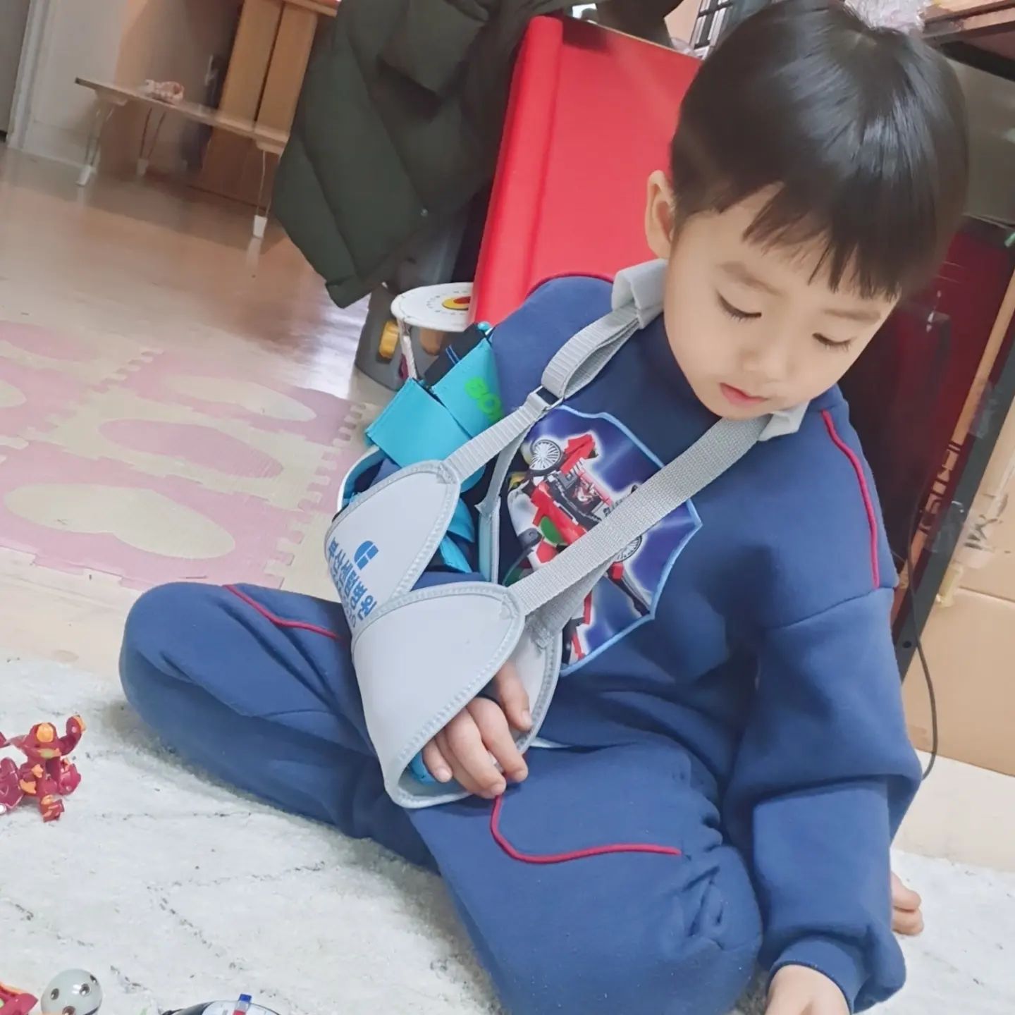 다치는건 한순간,
설거지하고있는데 
아빠랑 매트에서 점프놀이하고있던아이들
순간 ,울음소리랑분위기가 심상치않아서
가봤더니 아빠무릎에앉아 훌쩍이던 서후~
괜찮은지 물었더니~괜찮다며 
억지웃음은 자꾸 지어보이며 남자라고 내앞에서 걱정안시키려고 강한척함😢
결국 오른쪽팔꿈치가 붓는듯해서 바로응급실갔더니!!두둥 팔꿈치골절이라니😭😭

그래도, 수술은 안해도된다니 다행~~ 
왼손쓰기하려고 일부러연습도 한다더라ㅋㅋ
우리서후💕이번기회에 왼손많이 써보자!♡
빨리낫자~울이똥깡아지♡

#6살아들#개띠아들#육아일상#남매맘#팔꿈치골절#다치지말자