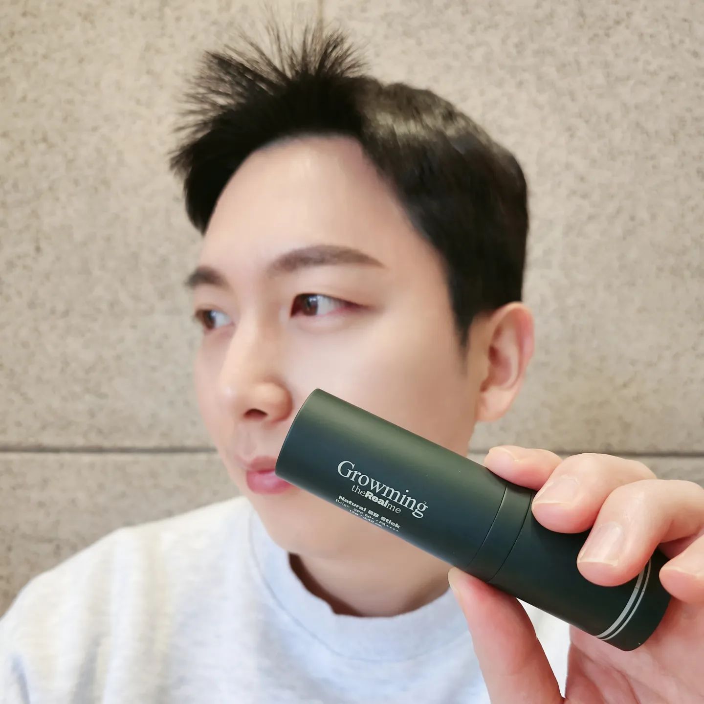 #협찬 [그로우밍] 올인원 맨즈 스틱
.
스틱 하나로 로션,선크림,비비까지 모두 OK
일단 올인원이라 스틱 하나에 브러쉬까지 내장되있어 휴대용으로도 너무 좋은것같습니다
실제후기
발림성이 진짜 크리미하고 좋았습니다
그리고 얼굴에 붉은끼도 잡아주고 아무래도 남자는 수염자국 커버가 어렵잖아요 잘못하면 덕지덕지 발라지고 화장이 들뜨고... 그런데 맨즈스틱은 촉촉하게 잘 발라졌습니다 무엇보다 손으로 바르지않고 브러쉬로 바르는거라 위생적이고 붓자국도 나지않았습니다 전 개인적으로 이런 스틱은 초보인데 초보인 저도 쉽게 사용을 잘 하였습니다
.
.
.
.
#협찬 #셀러밀 #그로우밍 #growming #그로우밍비비스틱 #비비스틱 #비비스틱추천 #올인원 #선크림 #맨즈뷰티 #뷰티 #남자화장품 #남자화장품추천 #남친선물 #남친선물추천