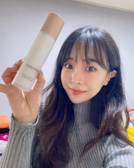 한승아ㅣ 씅아 on Instagram: "#협찬 🌸[보나쥬르] EGF 고보습 퍼스트 에센스🌸

퍼스트 에센스인 만큼, 보습력 좋은 에센스 추천드려요~!!

보나쥬르는 “비건뷰티”의 대표적인 브랜드>.<

보나쥬르 의 프리미엄 라인으로 부족한 볼륨에 고영양을 채워 피부를 탄력 있게 개선 해줘요!!

✔️ 정품 보르피린 10%를 함유하여 푹 꺼진 주름 부위를 보다 탱탱하게 개선!!
(보르피린 아시죠?? 탄력 하면 보르피린!!)

✔️ 트러플(검은서양송로버섯)추출물 59% 함유된 차원이 다른 고퀄리티 성분 구성!!

✔️ 바르는 순간 즉각적인 보습효과를 느낄 수 있음

프리미엄 첫 에센스로 부모님 선물로도 추천드려요🌸"