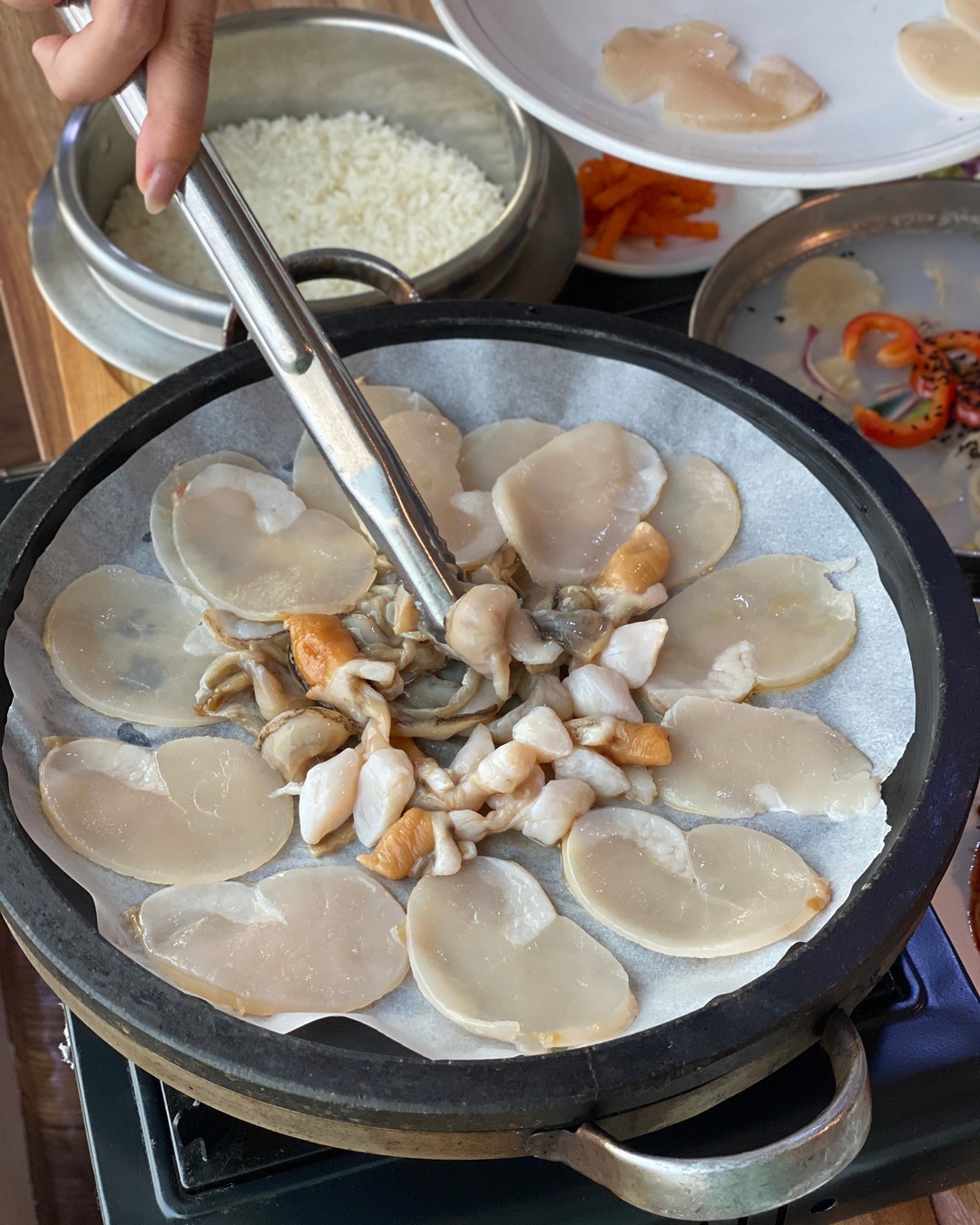 장흥에 위치한 현지인 맛집
현지인분들이 실제로 많이 가는 곳이라고해요~

작년에는 배우 유재명, 이선균님도 다녀가셨던
바로 그 맛집 이랍니다 ㅋㅋ

키조개코스로 먹었는데 회랑 무침 정말 맛있고
탕도 시원한국물이라 좋고 가마솥밥도 뜨끈뜨끈
무침넣고 비벼먹으니 일품이고
회는 구워먹을 수 있게 돌판도 같이 나와요

수문해수욕장 근처 해변도로를 따라가며 나오는
키조개거리쪽에 위치해있어
코스로 잡기에도 안성맞춤
너무 잘 먹고 왔어요 :)

장흥 바다하우스
전남 장흥군 안양면 수문용곡로 139
11:00 - 21:00

#장흥맛집 #장흥맛집추천 #전남장흥맛집 #장흥삼합 #장흥삼합맛집 #장흥현지인맛집 #장흥여행 #장흥드라이브 #장흥키조개삼합 #장흥키조개맛집 #삼합맛집 #삼합 #바지락초무침 #키조개초무침  #보성맛집 #보성맛집추천 #맛집추천 #먹스타그램 #장흥바다하우스