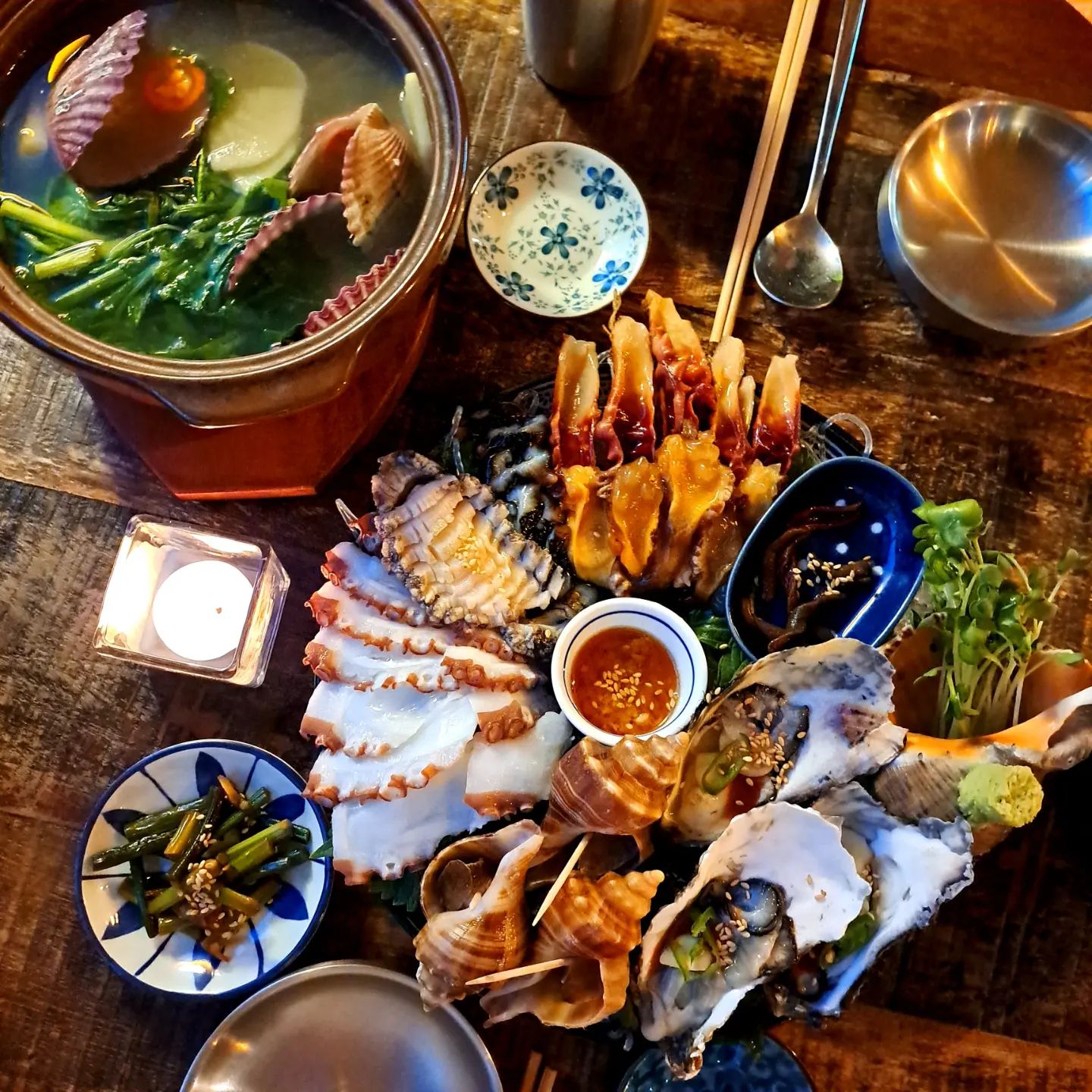 #협찬 #연주방송리단길점 <연주방 송리단길점>
신선한 해산물이 한가득한 분위기 좋은 맛집

석촌역 1번 출구 부근에 있는
<연주방 송리단길점>에 다녀왔습니다! 

연주방은 연남동에서 굉장히 유명한 핫플레이스 였는데 

최근 본점에 이어 송리단길에 2호점이 오픈 했더라구요😀

새로 오픈한지 얼마 안된 만큼 가게 내부가 정말 깔끔했어요

외부와 내부 인테리어도 사장님께서 소개팅이나 데이트하시는 분들을 주 타겟으로 정하신게 아닐까 하는 생각이 들 만큼 

조명배치부터 내부구조, 소품 등등 정말 신경 많이 쓰신게 느껴지더라구요🥰

소개팅 장소나 데이트 장소로 온다면 가게의 분위기 하나만으로도 매우 만족 하실정도의 분위기 였습니다

가게 분위기가 너무 좋아 벌써부터 소문이 난건지 
이른시간부터 손님들이 많이 방문 하시더라구요😲

핫플레이스라 손님이 많은 만큼 미리 전화 후 예약 방문하시는걸 추천드려요!

메뉴는 연주방이 해산물포차인만큼 해산물을 꼭 먹어보자 생각해

시원한 모듬해산물과 회를 먹을 때 빠질 수 없는 얼큰히고 따뜻한 바지락탕도 같이 시켜보았습니다😍

🎈모듬해산물 - 만화에서나 보던 비주얼의 모듬회!

먹으려고 손을 대 흐트러지는게 아쉬울 정도로 정말 이쁘게 플레이팅 돼 나오더라구요

첫 한점 집을때 죄책감이 들 정도였습니다😅

보기 좋은 떡이 먹기도 좋다는 말처럼 플레이팅이 너무 이쁘게 돼서 나오니 식욕이 마구 돋더라구요 ㅎㅎ

게다가 먹어보지 않고 눈으로 보는것만으로도 느껴지는 신선함까지!

구성도 아주 알찼습니다😆

시원한 멍게, 씹는맛이 너무 좋았던 개불, 쫄깃한 전복회, 오독오독 해삼

쫀득쫀득 문어회, 고소한 개불, 이쑤시개로 살살 빼먹는 탱글탱글한 소라

그리고 석화! 고추장과 마늘이 함께 석화에 올라가 있었는데 석화와 같이 한입에 후루룹 먹으니 

차가워서 시원하다 느낀게 아닌 깔끔함과 신선함의 조합덕에 시원하다는 느낌을 한번에 받았습니다😍

테이블마다 놓여진 초장과 같이 플레이팅된 와사비

그리고 마늘 기름장도 같이 나와 취향에 맞게 찍어 먹을 수 있던점도 너무 좋았어요🥰

🎈얼큰바지락탕 - 가리비와 바지락이 들어가 있는 얼큰 바지락탕🔥

신선한 가리비와 바지락 그리고 다양한 야채들로 국물을 내 뒷맛이 엄청나게 깔끔 했습니다

시원한 회와 술 한잔씩 먹다 따뜻한 바지락탕 한숟가락 먹으니 정말 그날 하루 피로가 싹 다 풀리더라구요🥰🥰

모든 해산물들이 매우 신선해 
비린맛이 전혀 나지 않아 먹기도 너무 좋았고

해산물 외에도 다양한 메뉴들이 있어 해산물 자체를 잘 못드시는 분들과 함께 올 수 있다는점도 너무 좋았어요

분위기와 메뉴가 너무 이뻤던 신선한 해산물포차 <연주방 송리단길점>

소개팅 혹은 데이트장소로 강추드립니다👍 

❤yeonjubang_
❤모듬해산물中<2인> 39,000원
❤얼큰바지락탕 15,000원
❤서울 송파구 백제고분로45길 22-17 2층, 연주방 송리단길점
❤영업시간 : 월-금 17:00~24:00/ 토-일 16:00~24:00(금-토 새벽1시까지 영업)

#연주방 #연주방송리단길점 #송리단길맛집 #송리단길술집 #잠실맛집 #석촌호수맛집 #송리단길핫플 #송리단길데이트 #개불 #멍게 #석회 #문어 #해산물포차 #회 #모듬회 #송파맛집 #해산물 #서울맛집 #데이트맛집 #먹방 #먹스타맞팔 #먹스타 #맛스타그램 #맛집 #일상 #데이트 #맞팔 #먹팔