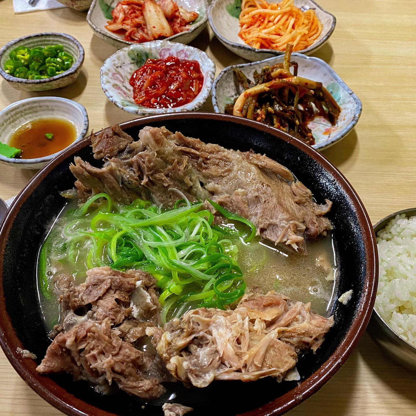 _
#제주여행식사기록 

1. 그 옛날 신랑신부가 먹었다는 제주 향토음식 #접짝뼈국 
뼈해장국 같은 설렁탕의 느낌이었는데 고기 양이 많아서 든든했다.😋 부드러운 고기와 곁들여 먹는 반찬도 맛있었다. 

2. #숙성도
그 맛을 못 잊어 또 가고 또 가는 숙성도..
직원분이 정성스럽게 구워 준 고기에 명란젓, 고추냉이, 구운 백김치, 장아찌, 멜 젓 한번 푹 담가 한 점 먹으면 정말 살살 녹는다. 🫠

3. #현옥식당
5천원 정식이 있다는게 놀라웠음🤭 가성비는 좋았던 아침식사

4. #제주동문시장 #금복식당
야채가 듬뿍 들어가 있어 건강한 맛의 고기 비빔국수 '비비고' 와 느끼함 없이 담백한 '고기국수'👍🏼

5. #윗세오름대피소 도시락
올라가고 내려가는 내내 감탄사가 끊이지 않고 너무 행복했던 한라산 윗세오름. 해발 1700m 윗세오름대피소에서 챙겨온 김밥과 컵라면, 달달한 믹스커피까지 꿀맛!😇

6. #성공식당
주인 할머니께서 천천히 만들어 주시는 옛날식순대국밥. 
순대, 머릿고기, 내장이 가득 들어있고 쫀득한 찹쌀순대가 들어가 있어 딱 내 스타일😏