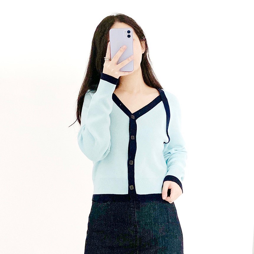 요 가디건은 암홀라인에 있는 배색이 포인트예요*.*
⠀
베이직한 데일리용 컬러는 : 아이보리,그레이☁️🦭
포인트가 되면서 봄에 잘 어울리는 컬러는 : 소라,보라🦋☂️
⠀
소재도 부드러워서 맨살에 입어도 편하게 착용했어요!💕