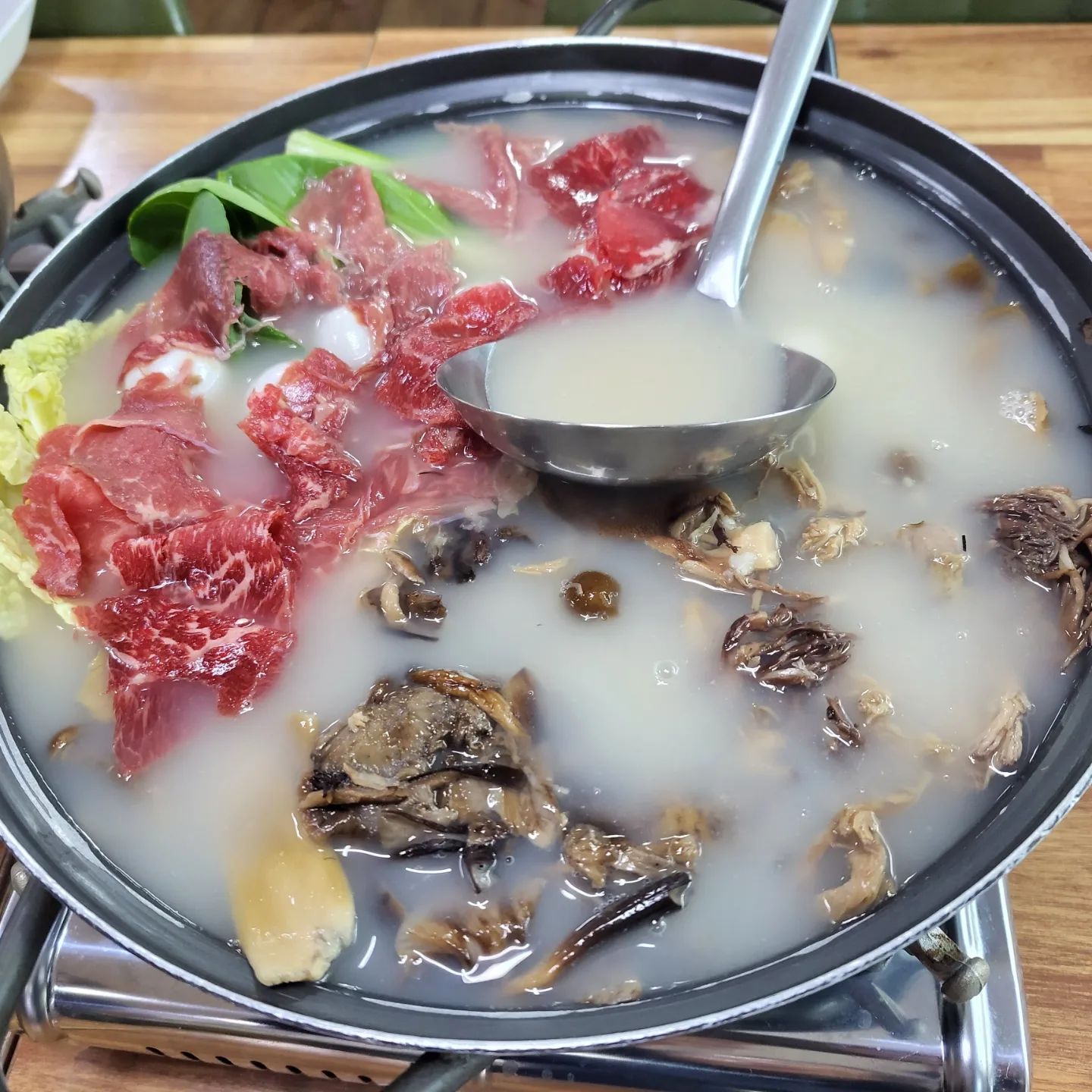 괴산군 다래정

#괴산맛집 #자연산버섯전골 #다래정한정식 

보글보글 끓는 사진을 올렸어야 했는데 사진이 없네요. 
아무튼 너무 맛있었다는 사실♡

맛있는 밑반찬이 엄청 많이 나와요. 더 먹고싶은데 배가 너무 불러서 조금 화가 났죠.

유명한 한정식집인데 홀도 넓고 방도 여러개 있어서 각종 모임, 회식장소로 좋아 보입니다♡

마지막 메뉴판 사진은 네이버에서 퍼왔습니다~