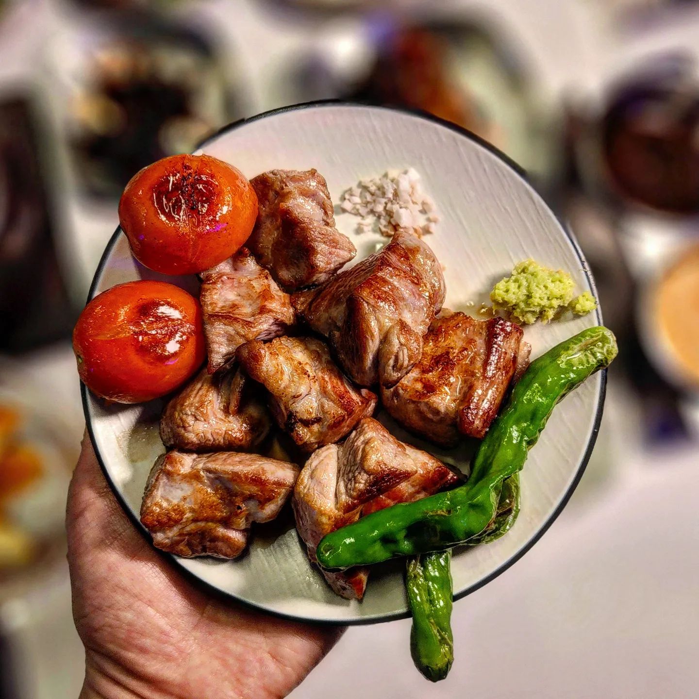 오늘의 맛자랑은 폼 제대로인 숙성고기 신상맛집🤗 *협찬

여기 저기서 웻에징과 드라이에이징 교차숙성해서 풍미 폭발하는 신상 맛집이 생겼다고 피드가 파바박 올라오는데 제가 또 안가볼수가 없잖아요🤭 

피그시티에 도착하니 외관과 홀이 모던 & 레트로가 믹스된 귀여운 느낌이었어요!

📍우리의 픽은 시티세트(돈마호크, 삼겹, 목살) 와 시티렉, 김치전골

밑반찬이 쫙 깔아주시는게 다 너무나 정갈해서 맘에 쏙 들구요

📣 생고기가 딱 나오는데 오우 때깔부터 예사롭지 않았습니다😍 무쇠판에 맛있게 쫙 꿔주시니까 우린 받아먹기만 하면돼! 아시죠? 남이 꿔주는 고기가 최고인거👍

상큼한 리즐링 한잔으로 입맛 돋우고 기다리기만 하면 됩니다🤭

📣 처음은 순정으로 소금만 찍어서 먹어보고 그다음은 와사비, 마늘소스, 백김치, 명이나물 각각 곁들여먹으면 육즙 팡팡고기를 다양한 맛으로 드실수있어요❤
그리고 고기 마지막은 꼭 돈까스소스와 빵가루튀김 찍어 드셔보세요! 촉촉한 돈까스 너낌으로 맛있더라구요🤤

그리고 짜계치.. 사실 유투브에서 먹방 선생님들이 엄청 많이드시고 맛있다고 했는데 전 짜파게티지 뭐 했거든요...👉👈 근데 이렇게 맛있는건줄 처음알았어요.. 경솔했던 나 반성해

잘먹었습니다🙏 pigcity_official

📍씨티세트 57.0
📍씨티렉 36.0
📍김치전골  12.0
📍짜계치 6.0
📍쉬잇츠 Riesling 3.9
📍얼그레이 하이볼 8.0
📍토끼소주 30.0

🏠 피그시티- 경기 부천시 조마루로297번길 9 석진프라자 101호

모두모두 새해복 많이받으시고 행복한 설명절 보내세요! 🙇‍♀️

귀경길 모두 안전운전하세요

#맛자랑 #피그시티 #숙성고기 #숙성돼지고기 #부천신중동맛집 #부천신상맛집 #신중동맛집추천
#쀼의맛집탐방