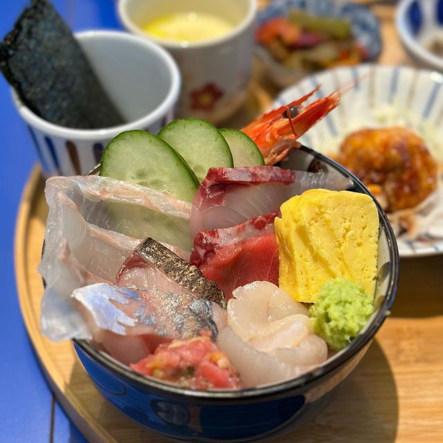 심규영 on Instagram: "#광고 #히타히타식당 20년 경력의 일식 오마카세 셰프님께서 런칭하신 카이센동 전문점이 집 근처에 있다면 무조건 가봐야지요💚엠코헤리츠 먹자골목 중심부