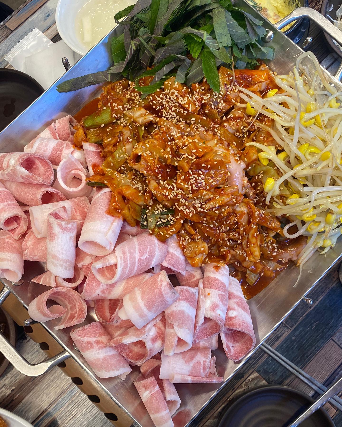 #먹스타그램맞팔 #대전맛집추천 #대전 단지네#좋아요👍 낙지쭈꾸미 대전 오류동먹자골목에 있는 단지네낙지쭈꾸미를 다녀왔어요 낙지랑 삼겹을 동시에 먹을 수 있어서 너무 좋았어요 배부른데도 계속 손이 가서 배터지는줄 알았네요 ㅋㅋㅋ 그래도 마지막 볶음밥은 못참고 비벼서 먹었네요 인친님들 설 맛있는거 많이 드시고 즐겁게 보내세요😊